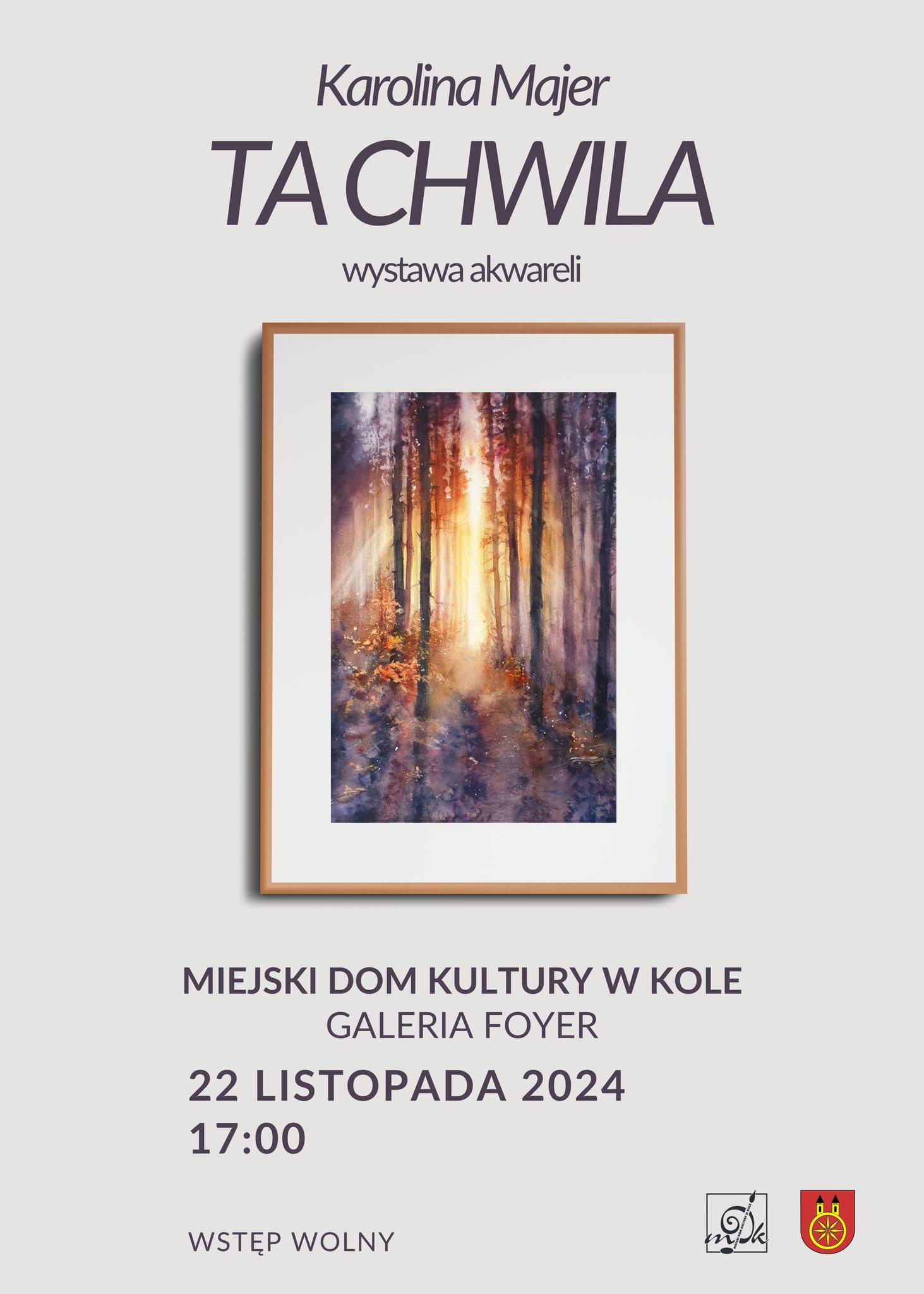 Plakat promuje wystawę akwareli zatytułowaną TA CHWILA, która odbędzie się w Miejskim Domu Kultury w Kole w Galerii Foyer 22 listopada 2024 roku o godzinie 17:00. W centrum plakatu zdjęcie akwareli zamglonego lasu z promieniami wschodzącego słońca.