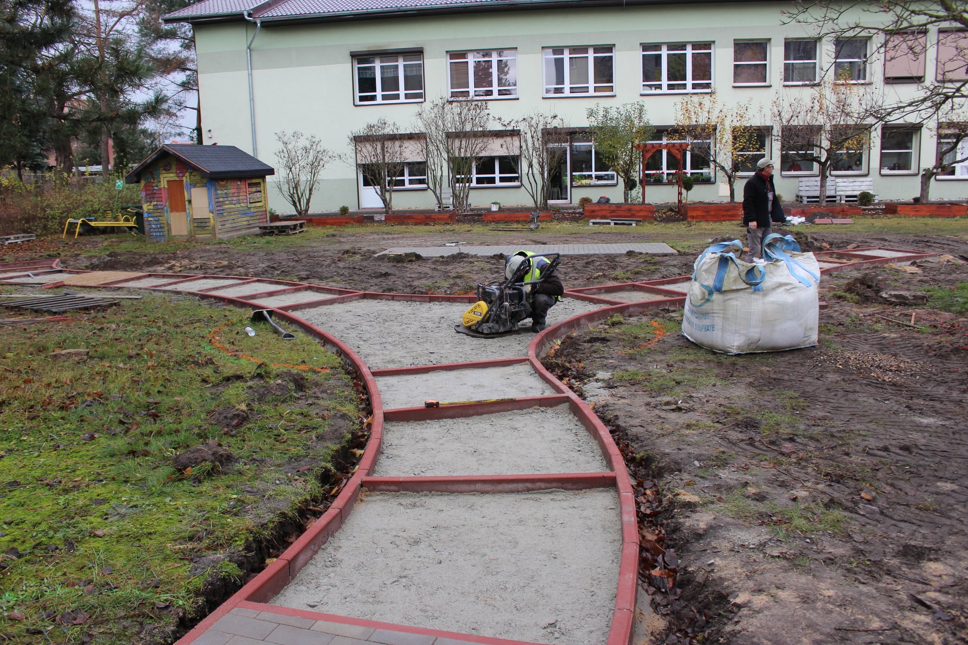 Nowopowstający integracyjny plac zabaw na terenach zielonych w rejonie ul. Wojciechowskiego w Kole.