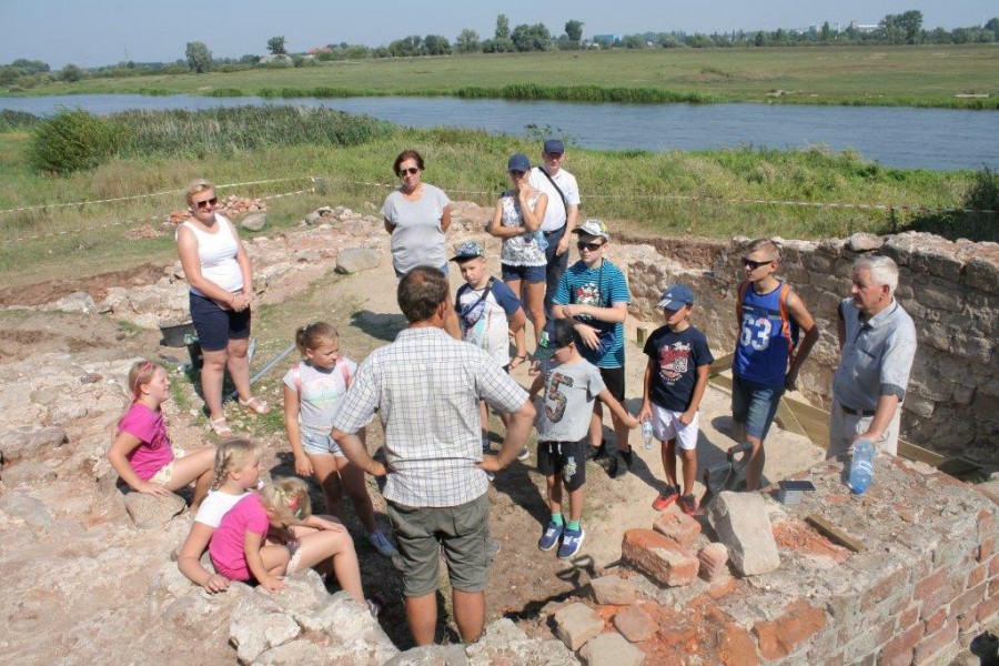                     Wakacyjna wyprawa młodych archeologów z Koła na kolski zamek