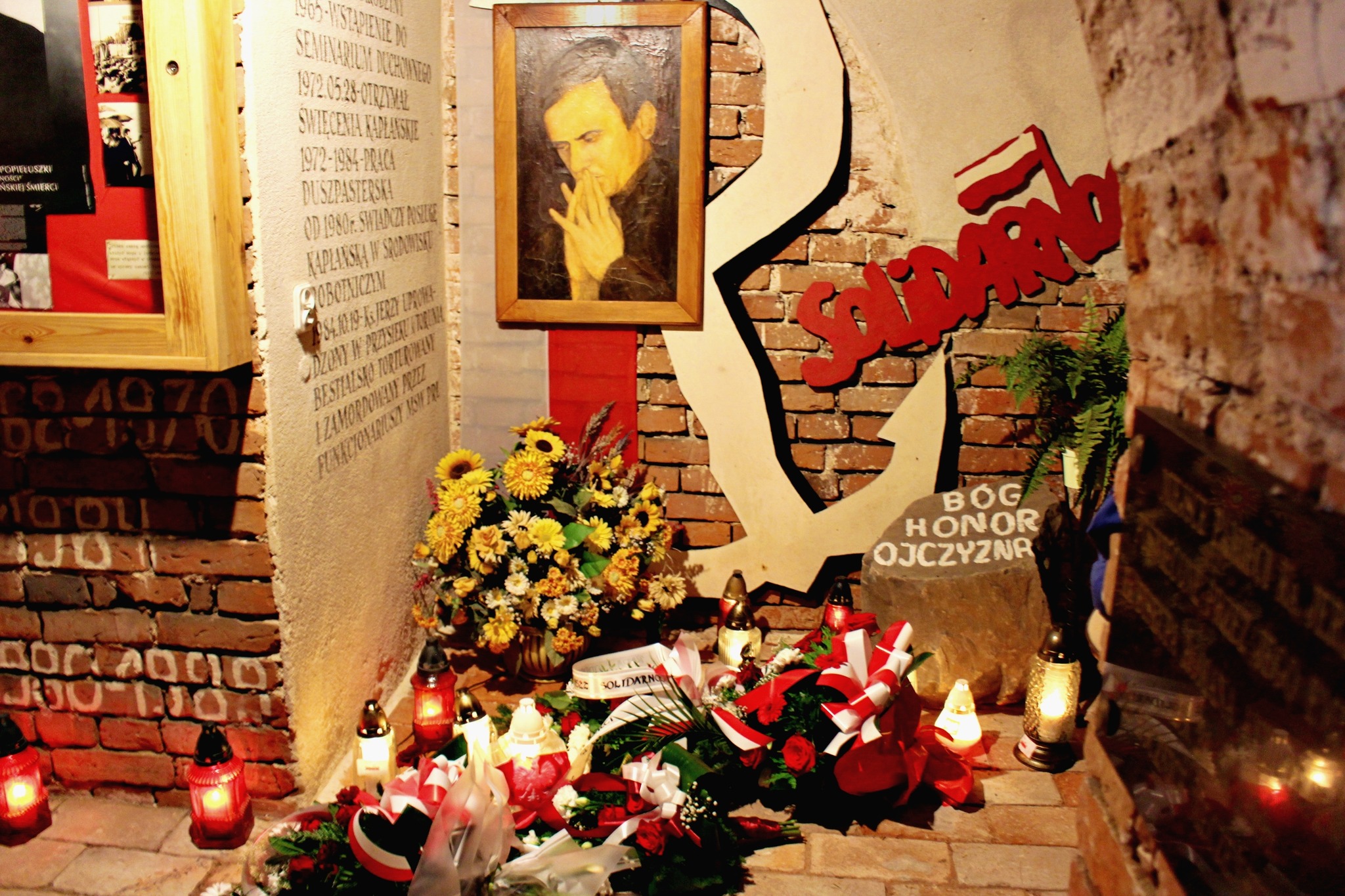 Symboliczne miejsce pamięci ks. Jerzego Popiełuszki w podziemiach kościoła OO. Bernardynów w Kole