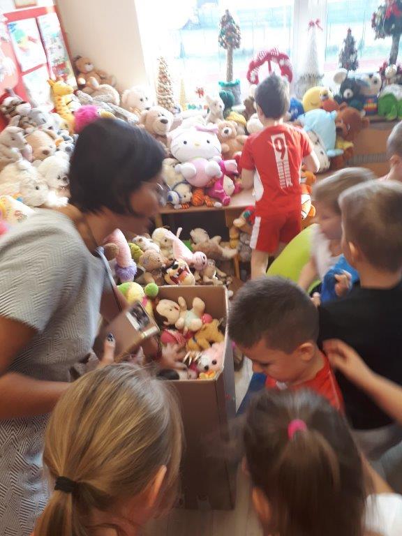 Zbiórka maskotek i słodyczy w Przedszkolu Miejskim Nr 1 w Kole