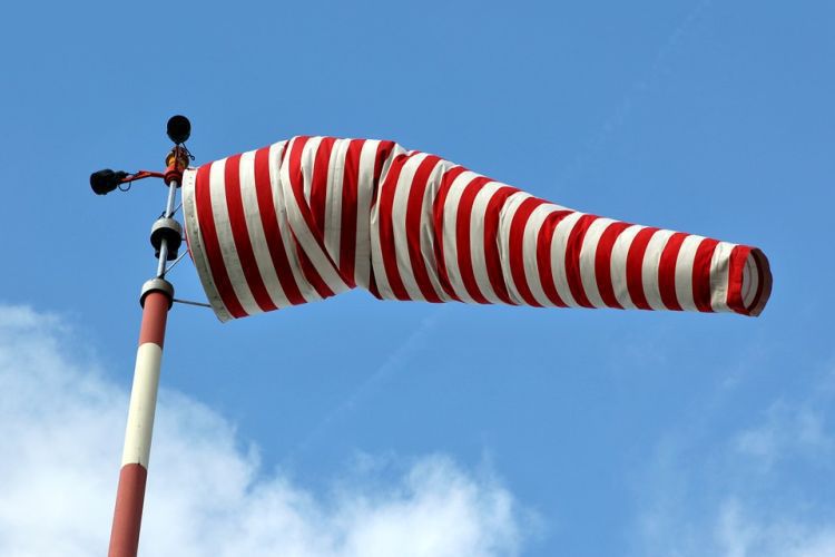 Zdjęcie przedstawia rękaw wietrzny w kolorze biało-czerwonym.