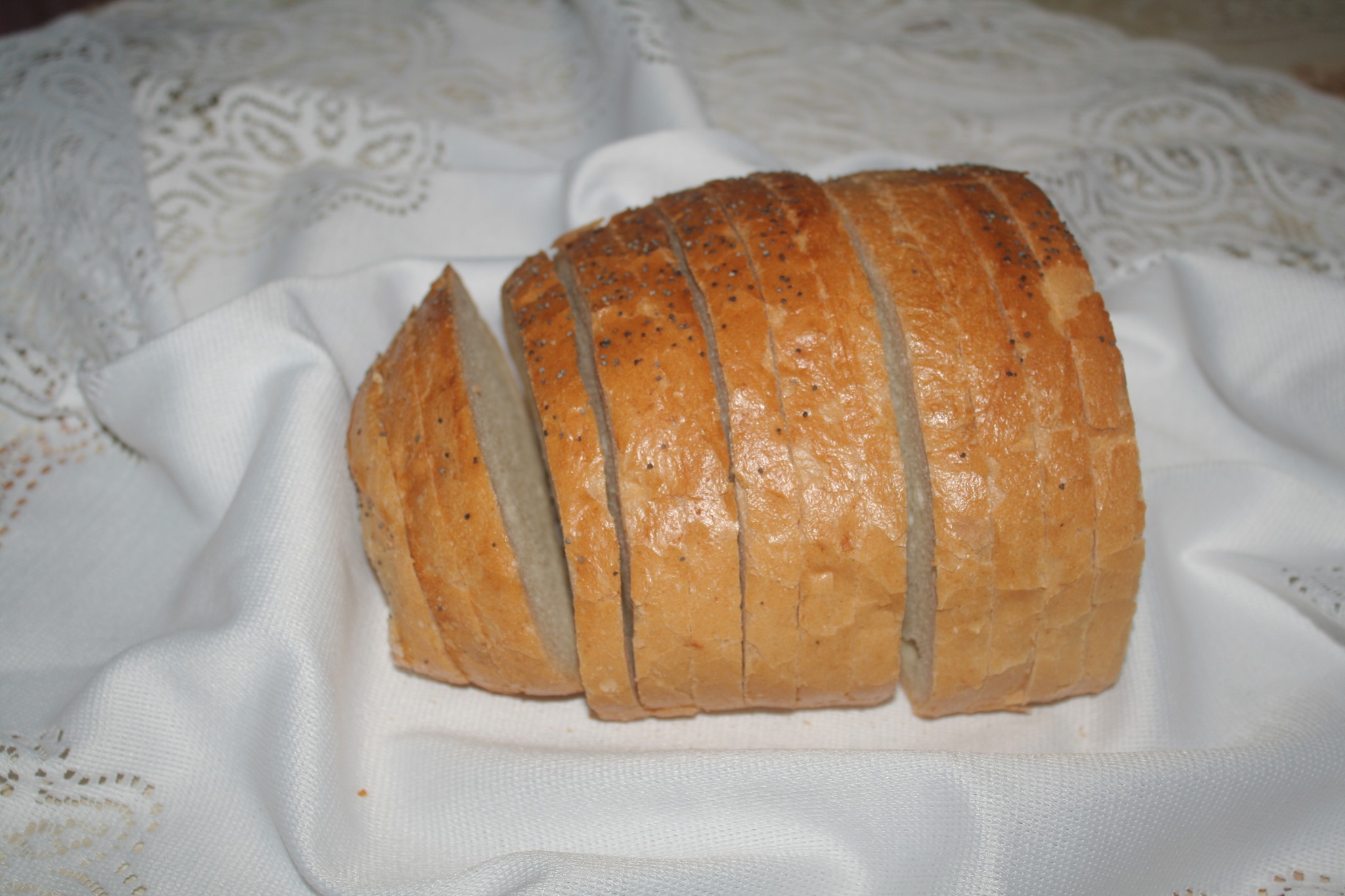 Krojony chleb na obrusie
