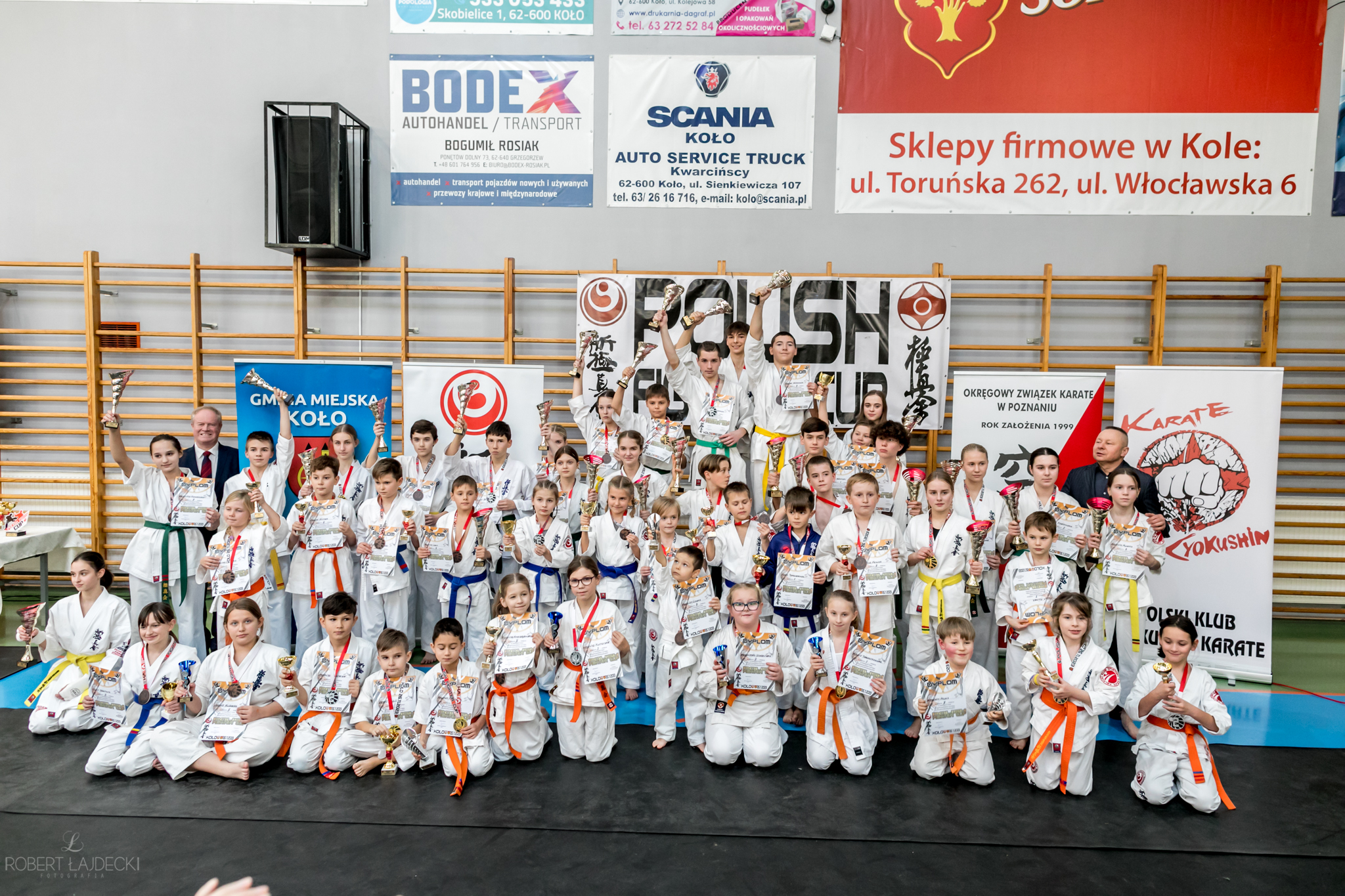 Grupowe zdjęcie uczestników Ogólnopolskiego Turnieju POLISH FIGHTER CUP na hali MOSiR w Kole