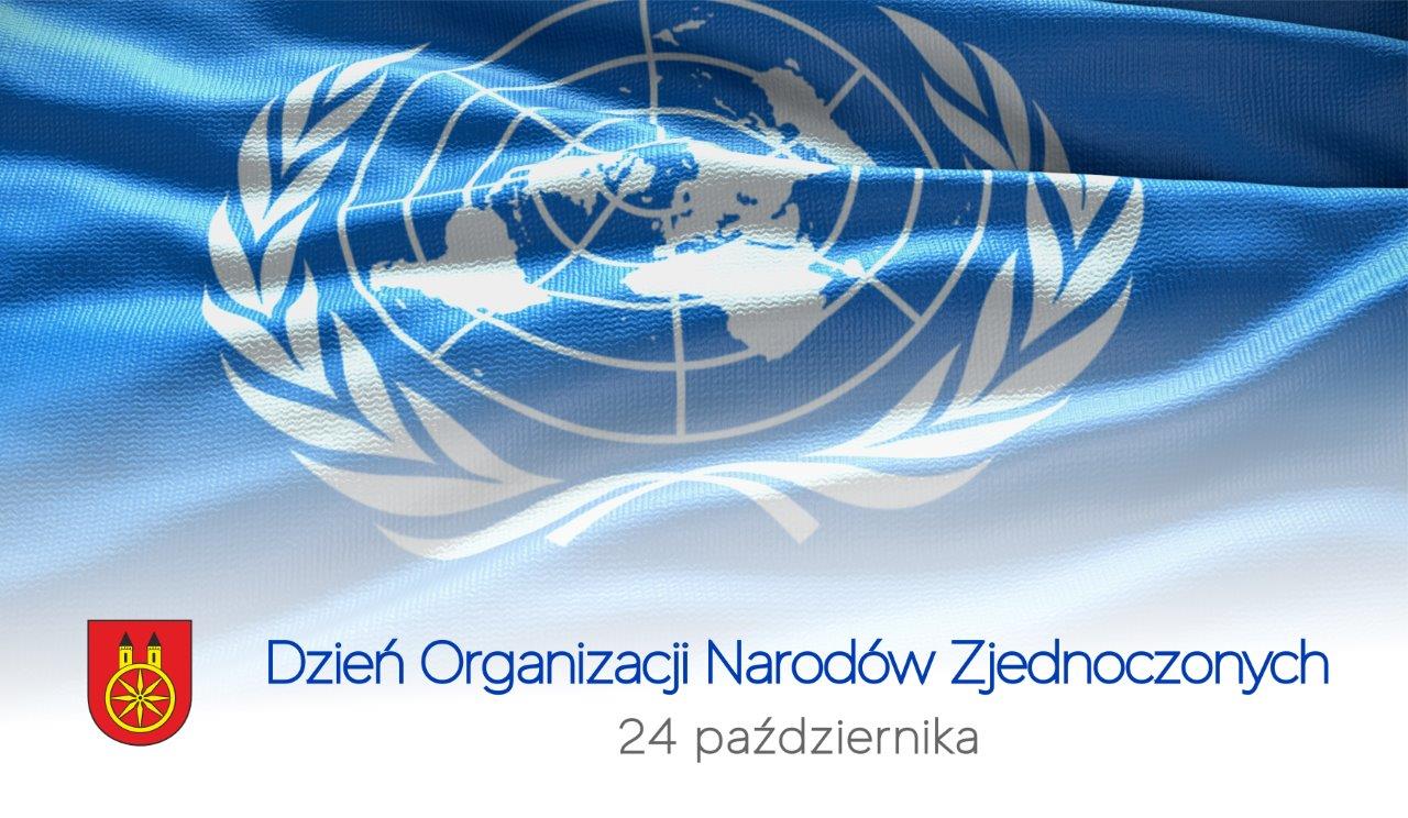 Plansza promująca Dzień Organizacji Narodów Zjednoczonych. Na niebieskim tle napis: Dzień Organizacji Narodów Zjednoczonych. W lewym dolnym rogu herb miasta Koła. U góry symbol ONZ (mapa świata otoczona wieńcem złożonym z gałązek oliwnych)