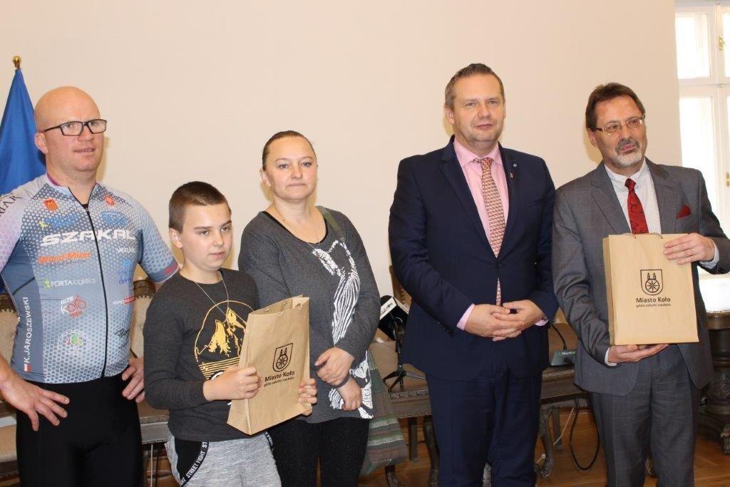 Uczestnicy konferencji podsumowującej akcję charytatywną na rzecz 12-letniego Pawełka