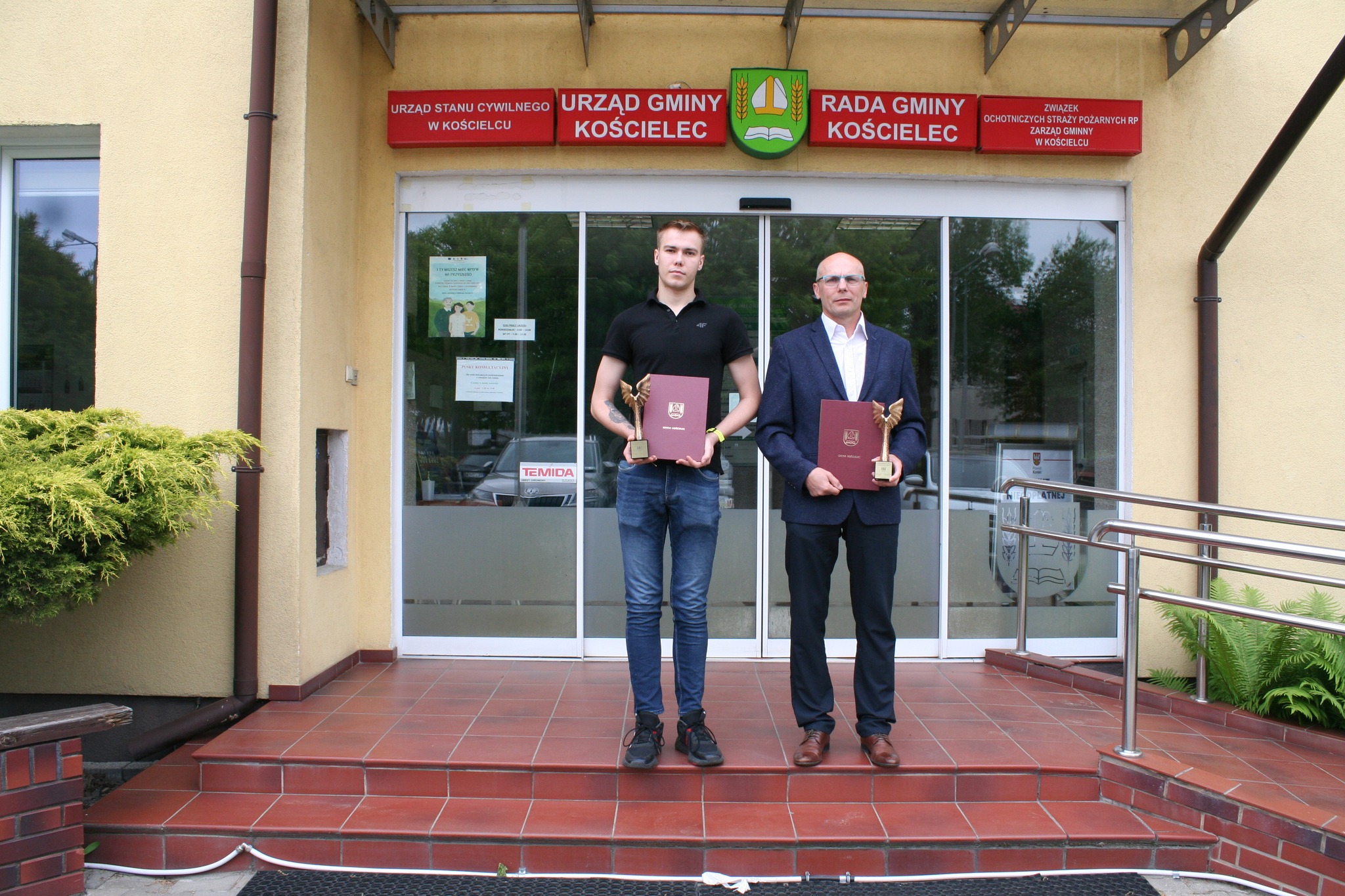 Arkadiusz i Jakub Olczakowie z dyplomami
