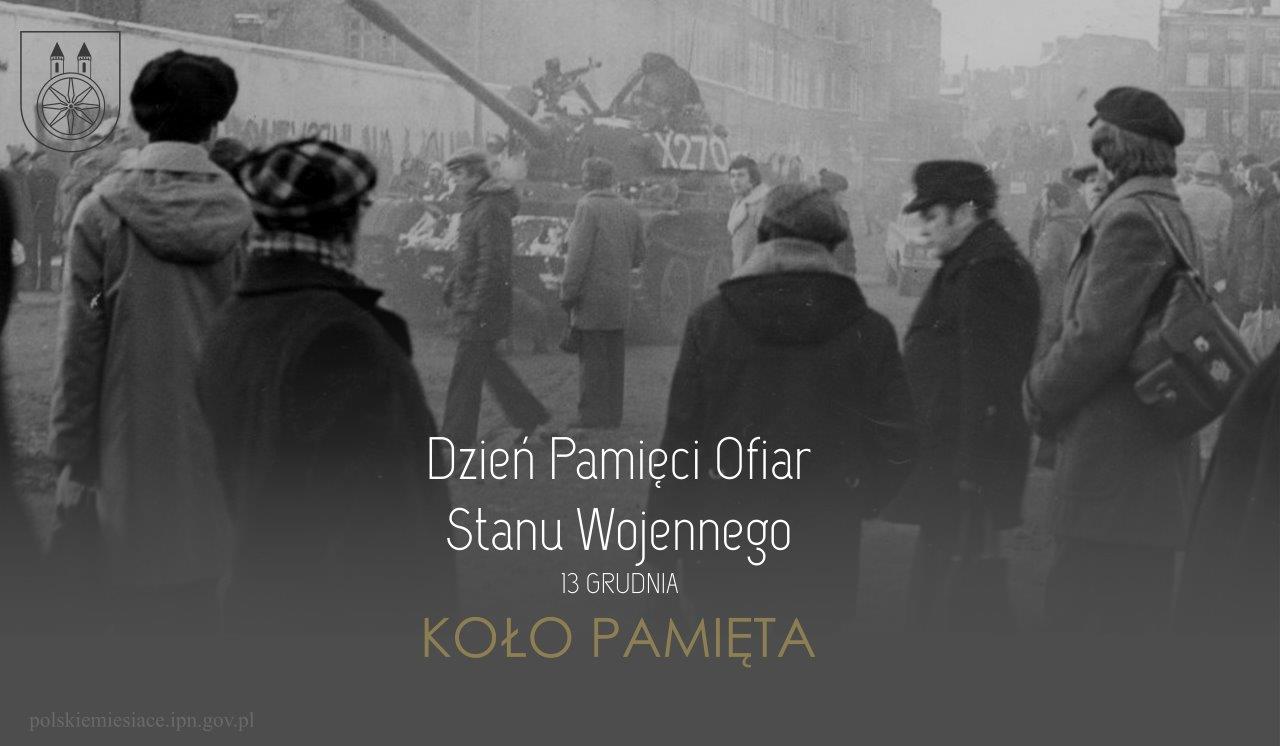 Plansza promująca 43. rocznicę wprowadzenia stanu wojennego w 1981 r. Na planszy widać zdjęcie z tamtego okresu, w tle widać czołg na ulicach miasta, wokół niego tłum przechodniów oraz zabudowę miejską.