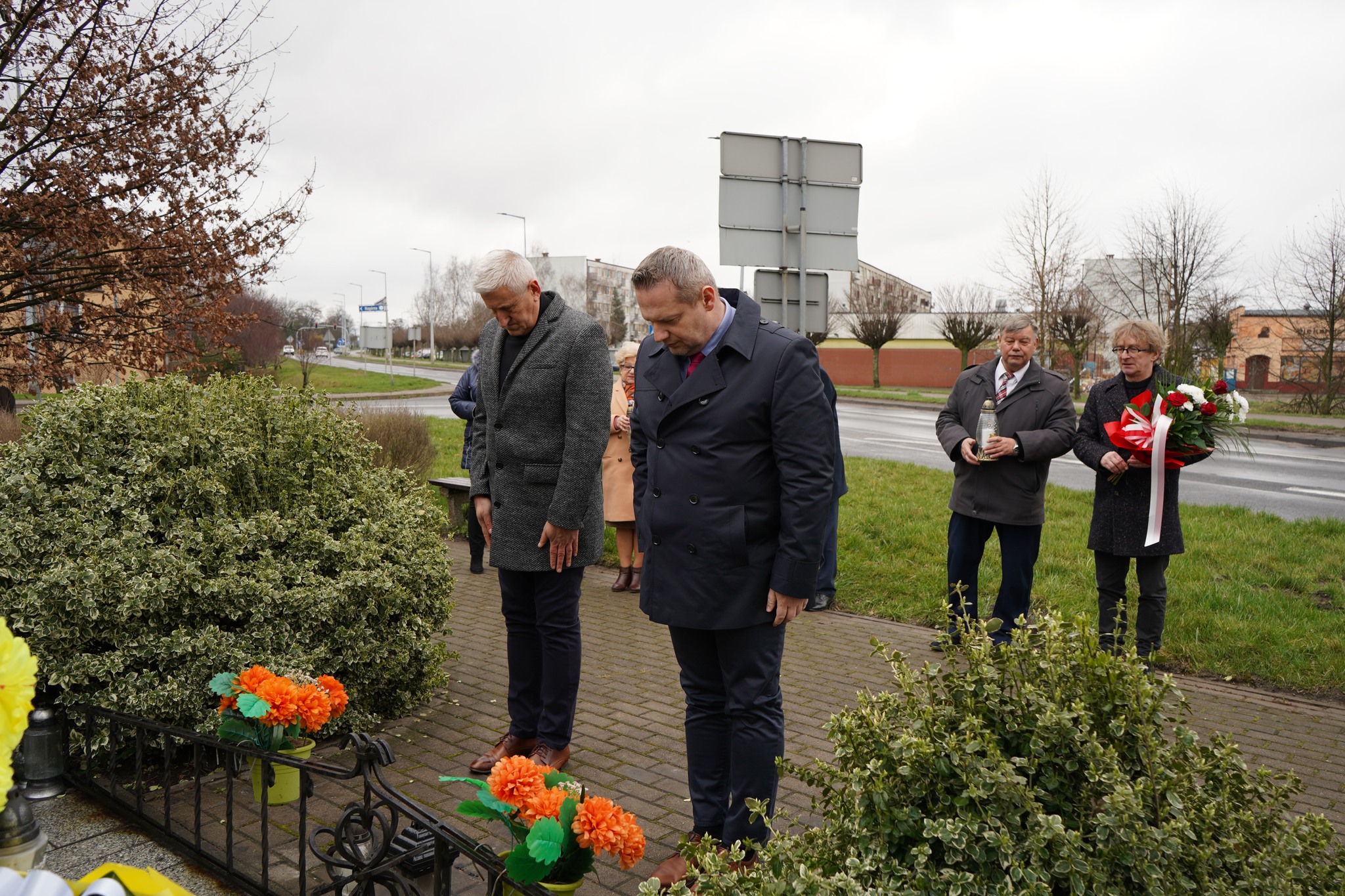 Burmistrz i Z-ca Burmistrza Koła oraz składają wiązanki kwiatów przy Obelisku Jana Pawła II