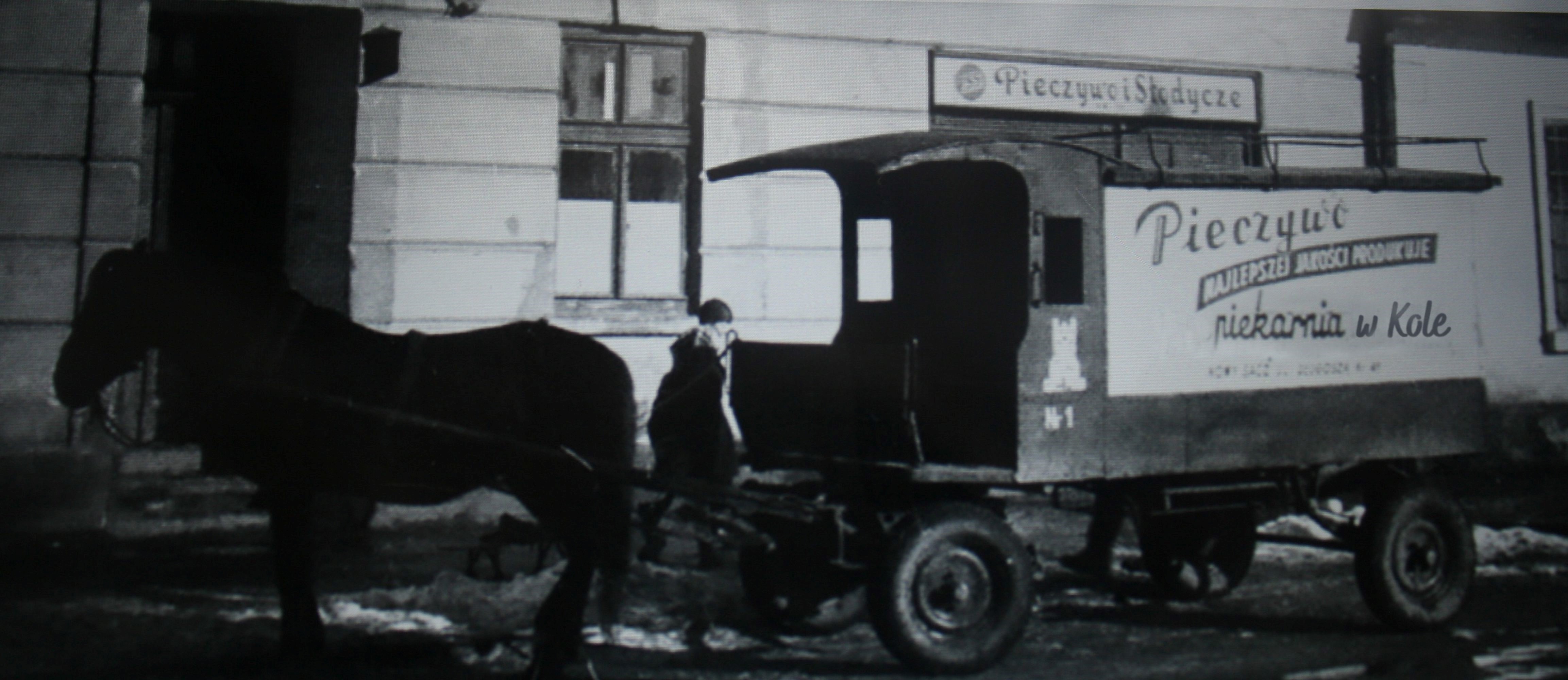Zdjęcie przedstawia konny furgon do przewozu pieczywa z lat 70-tych XX wieku