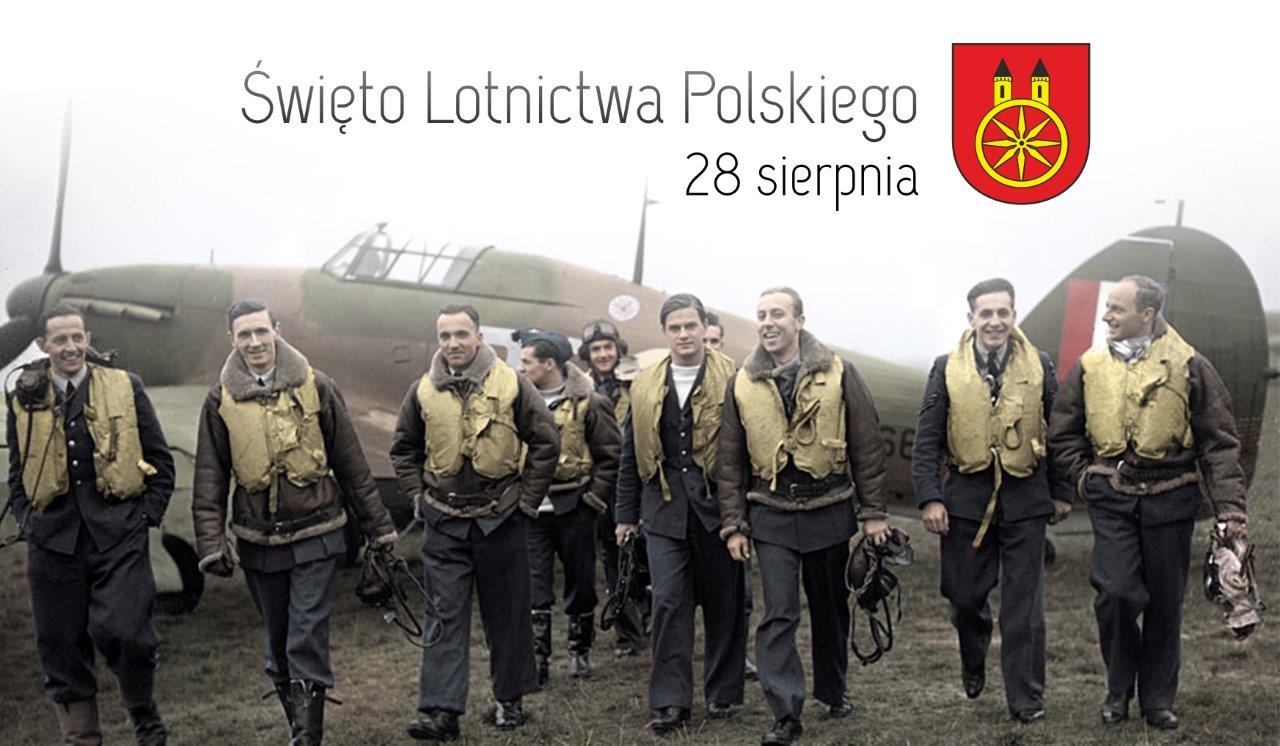 Plansza przedstawia grupę polskich lotników ubranych w uniformy i kamizelki ratunkowe, stojących przed myśliwcem z okresu II wojny światowej. Jest to zdjęcie historyczne, które zostało pokolorowane. W prawym górnym rogu widoczny jest herb miasta Koła