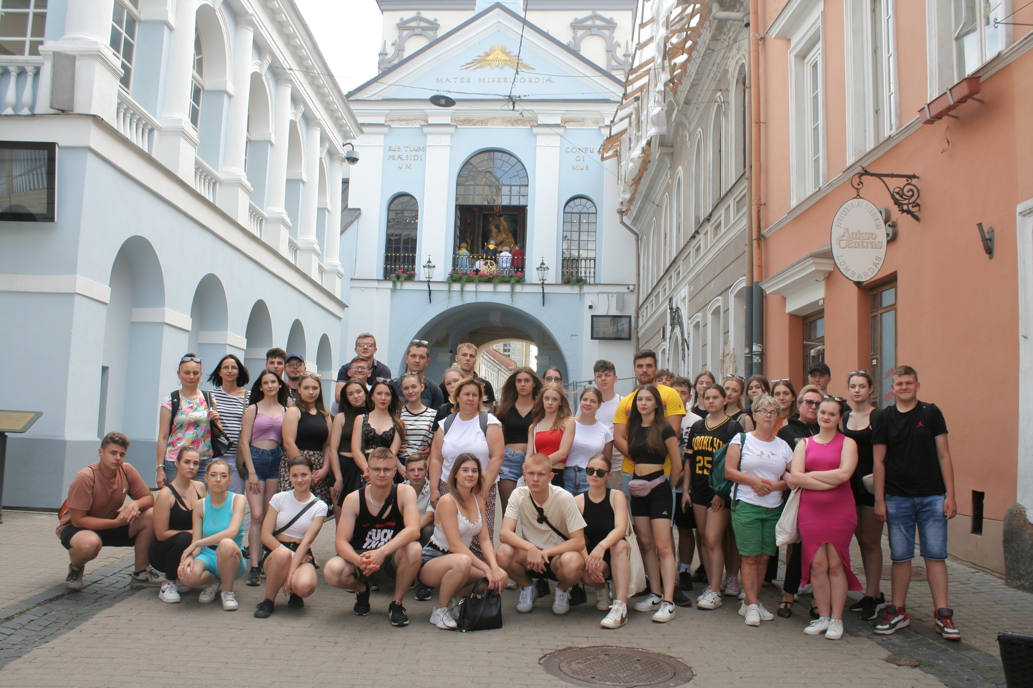 Uczestnicy wycieczki na Litwę  przed kaplicą z obrazem Matki Boskiej Ostrobramskiej na Litwie