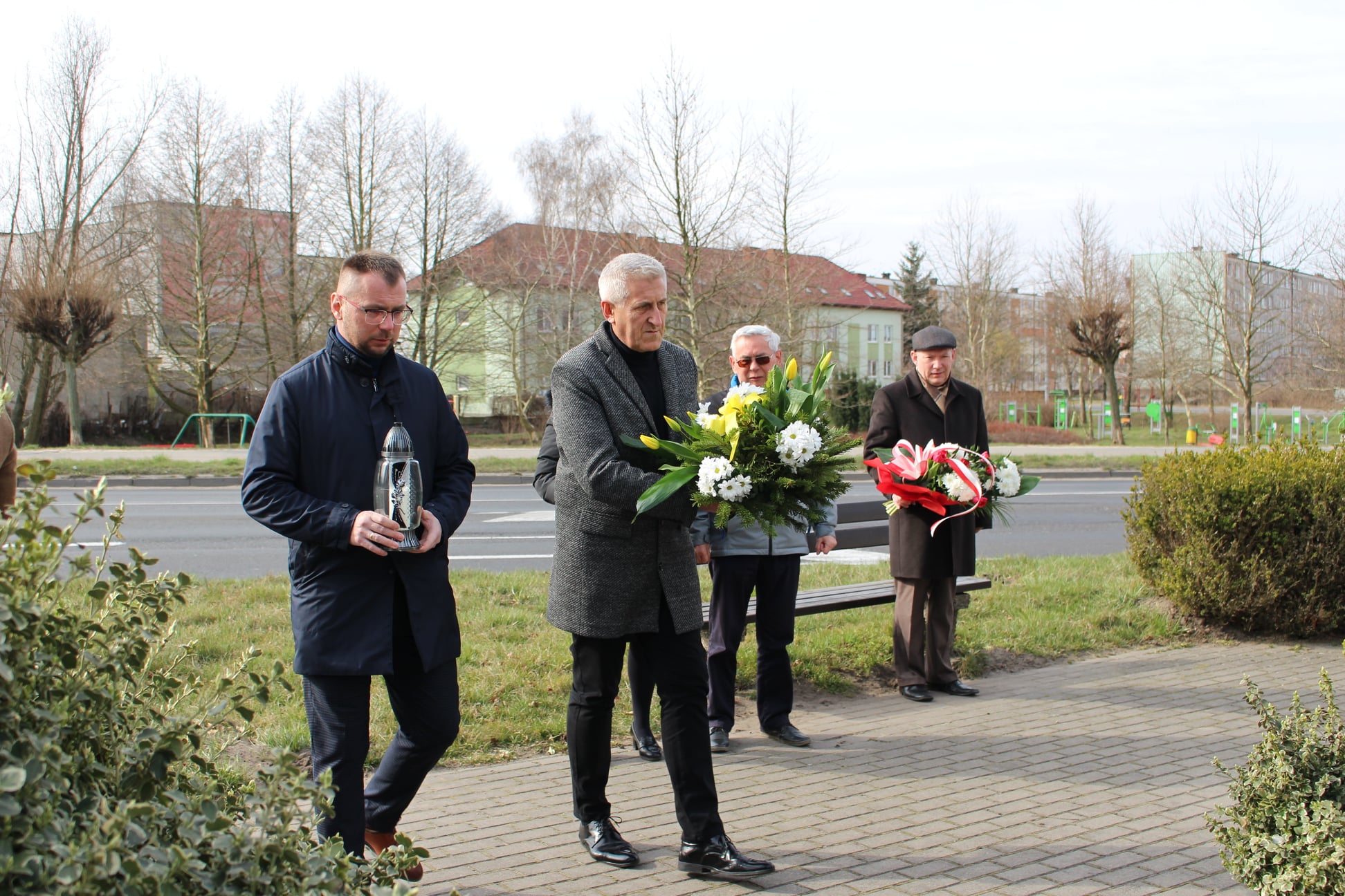 Z-ca Burmistrza Lech Brzeziński i Przewodniczący Rady Miejskiej Koła składają wiązanki kwiatów