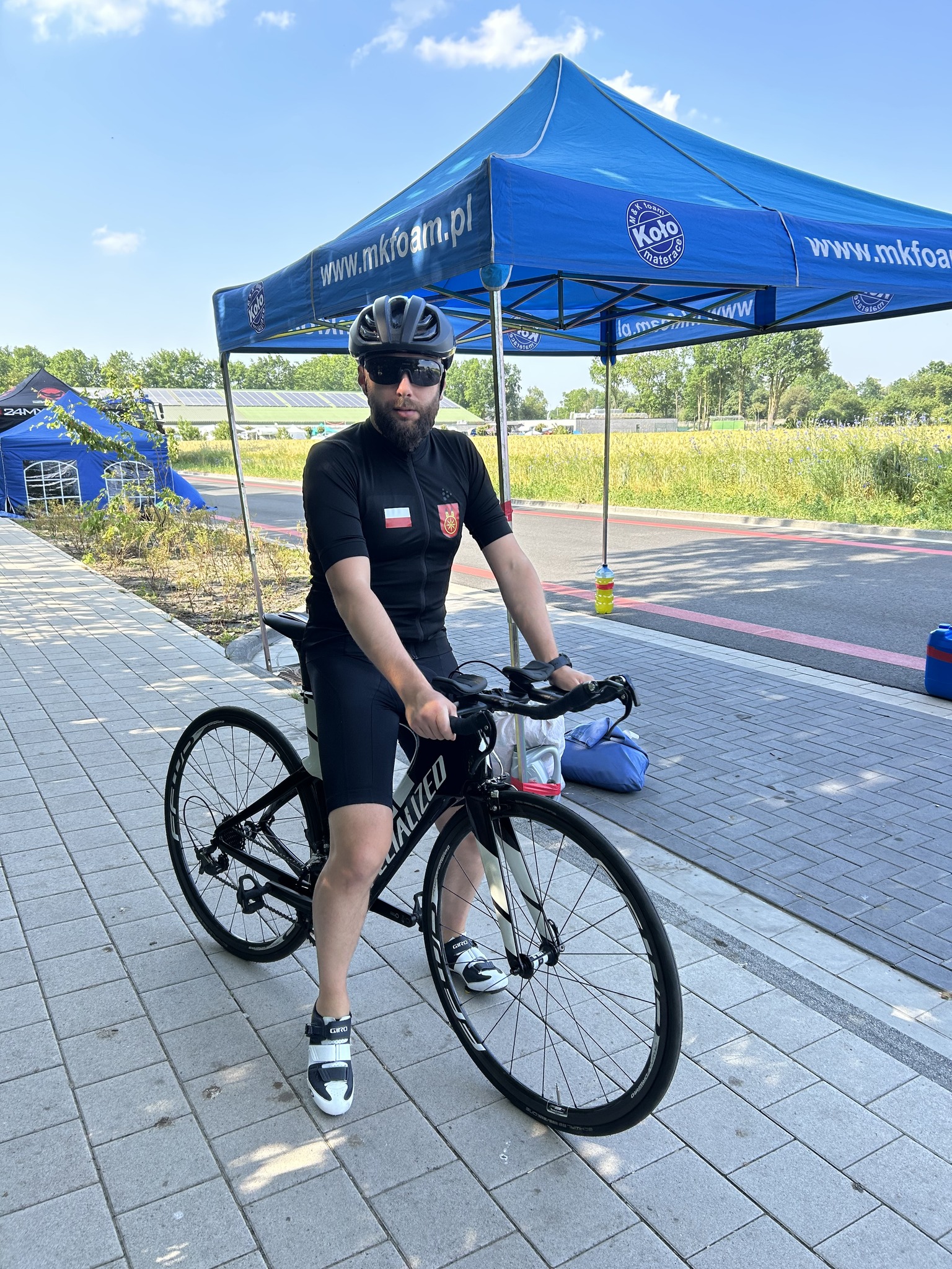 Damian Płuciennik na rowerze w miejscowości Emsdetten