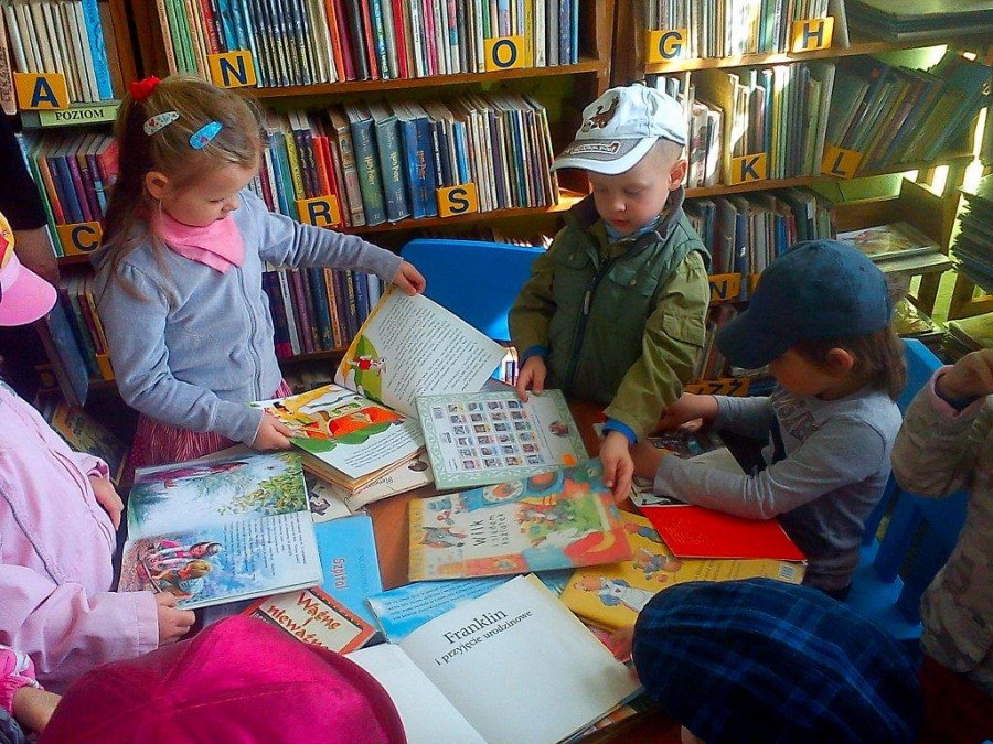 Przedszkolaki z PM 5 w bibliotece