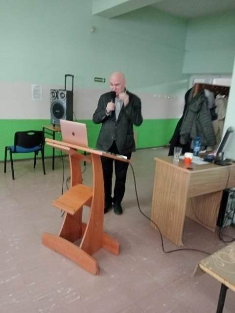 Dr Janusz Kapusta w trakcie wykładu w Stowarzyszeniu Klubu seniora TRZECIA ZMIANA