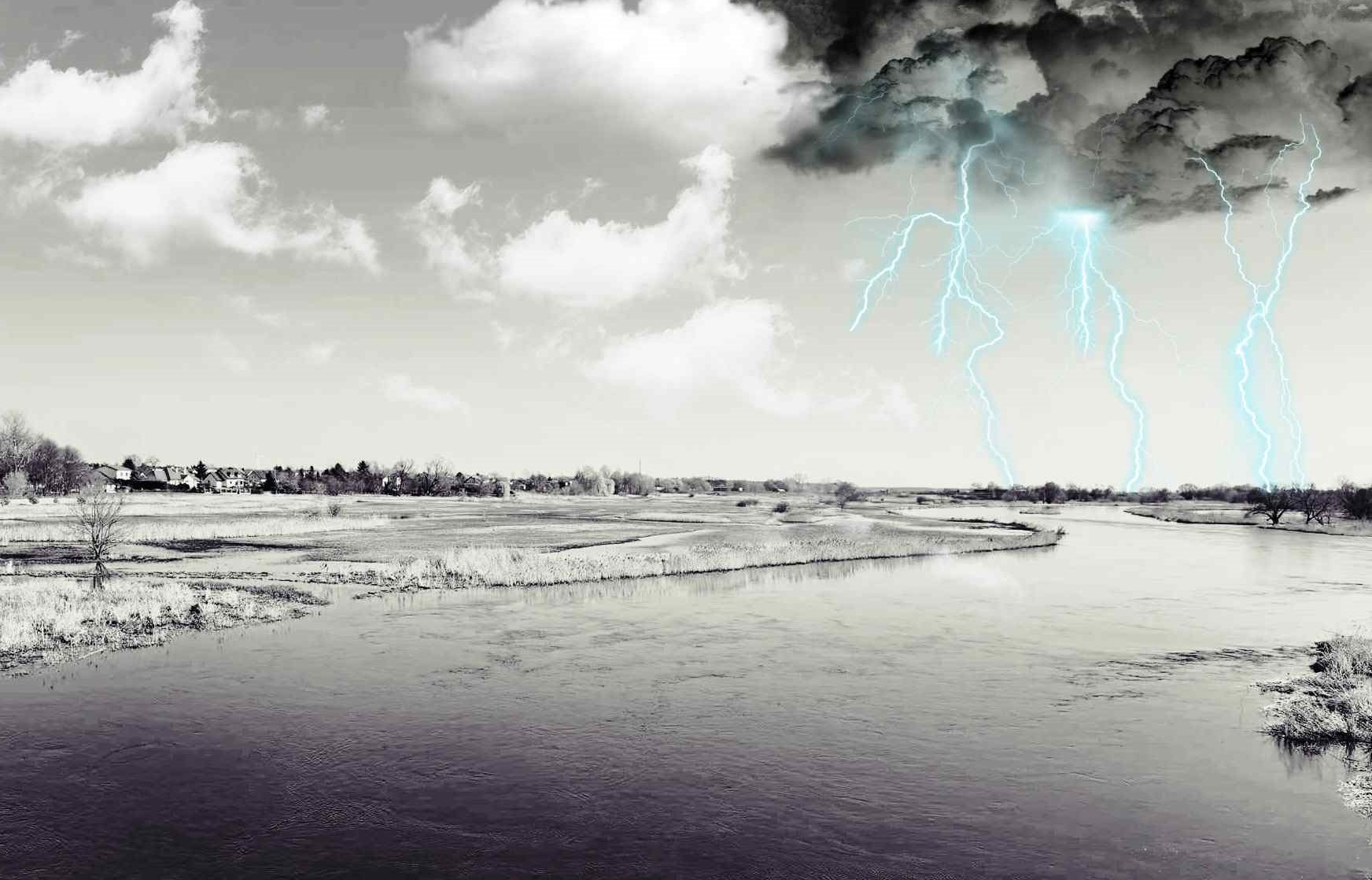 Zdjęcie przedstawia czarne chmury z błyskawicami z meandrującą rzeką Wartą