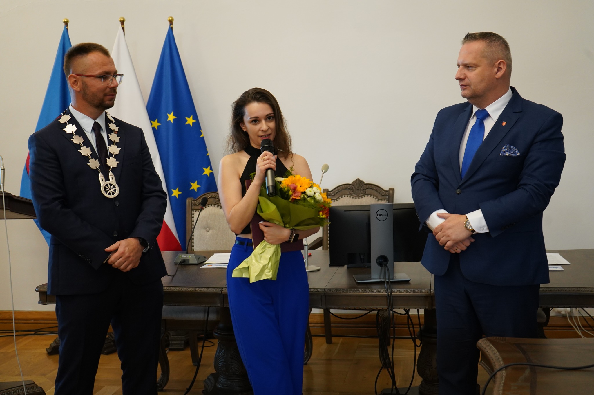 Burmistrz Koła, Przewodniczący Rady Miejskiej oraz wyróżniona Olga Bejm podczas sesji Rady Miejskiej