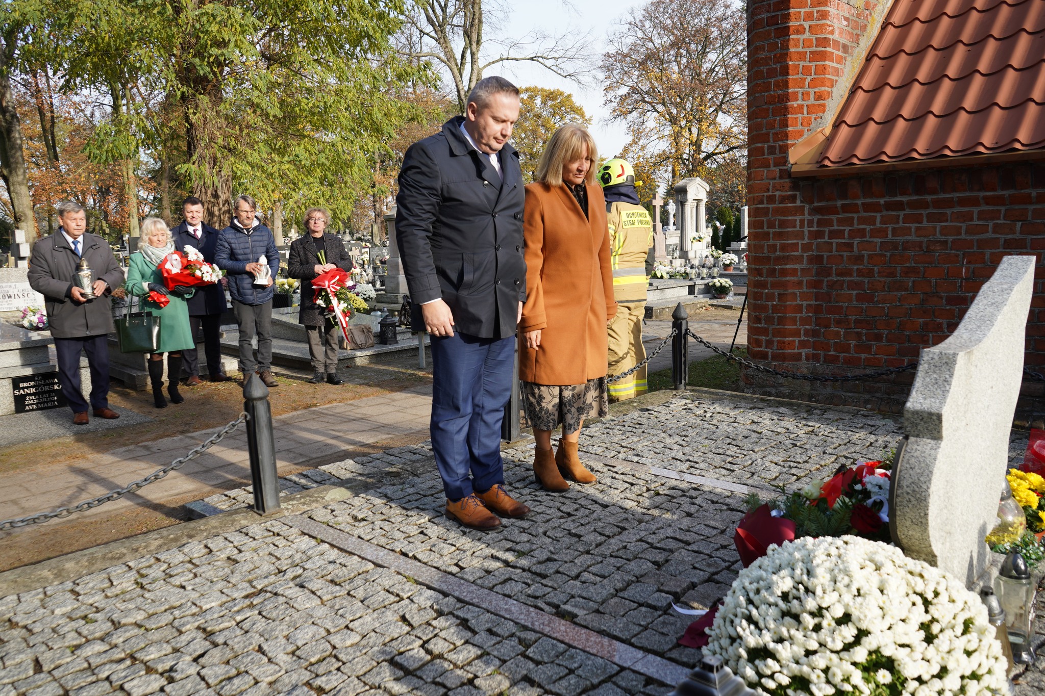 Burmistrz Koła Krzysztof Witkowski i Radna Rady Miejskiej Teresa Brzoska składają wiązanki kwiatów