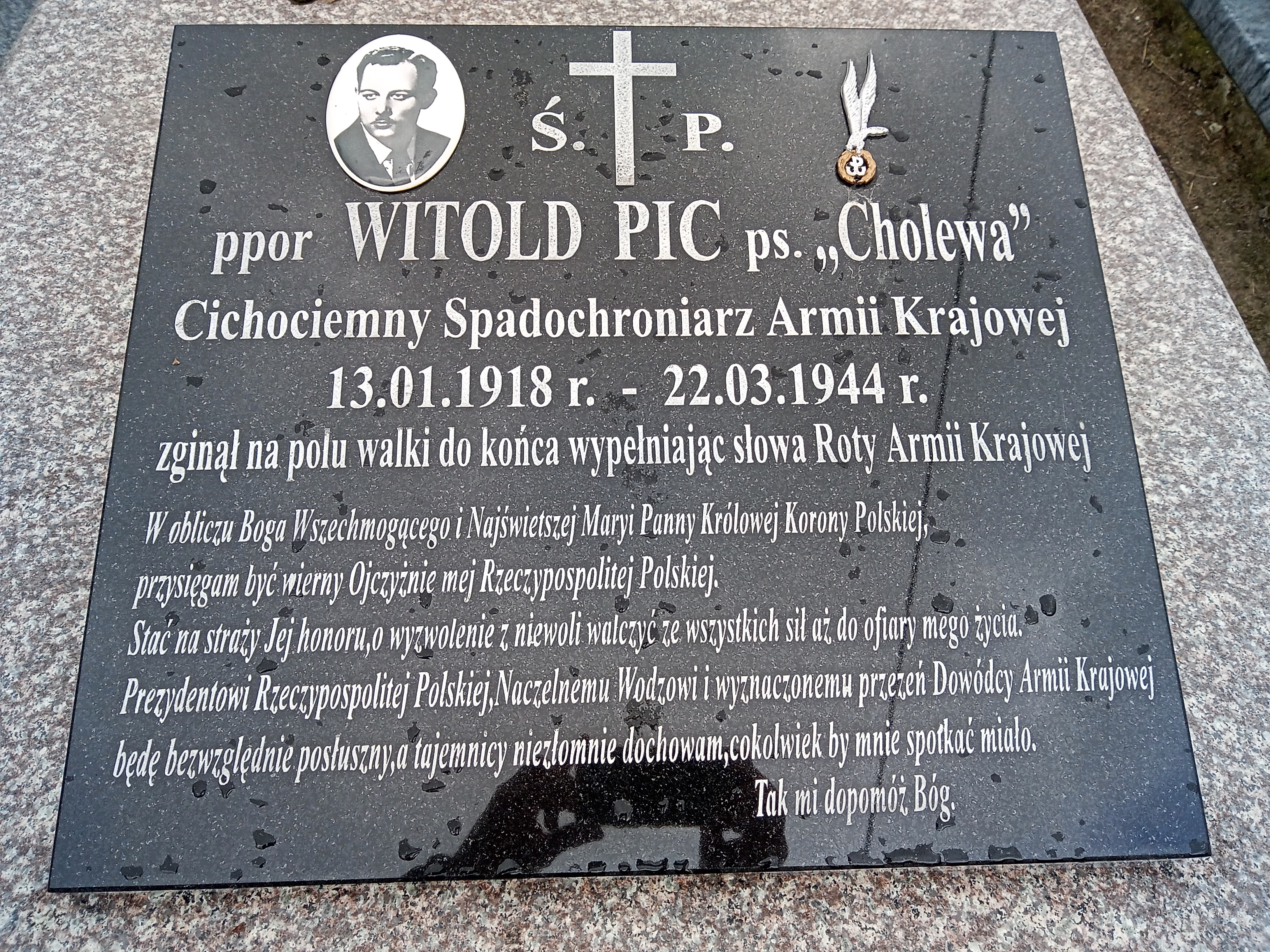 Tablica nagrobna z informacją o cichociemnym Witoldzie Picu.
