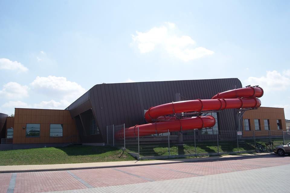 Zdjęcie przedstawia obiekt pływalni miejskiej w Kole od strony ulicy Kolejowej.