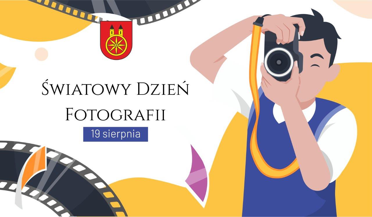 Na planszy widzimy ilustrację promującą Światowy Dzień Fotografii, który przypada 18 sierpnia. Na rysunku znajduje się postać chłopca robiącego zdjęcie aparatem fotograficznym. Na planszy z lewej strony znajduje herb miasta Koła oraz klisza.