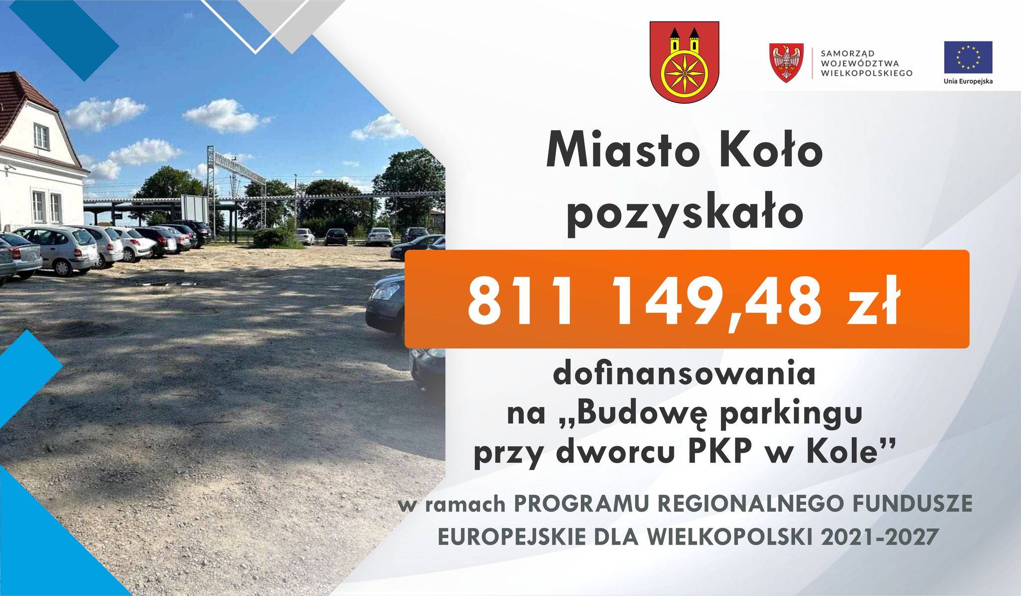 Plansza informuje o uzyskaniu przez miasto Koło dofinansowania na budowę parkingu przy dworcu PKP w Kole. W tle parking przy dworcu. Plansza zawiera także herb Koła, województwa wielkopolskiego oraz UE