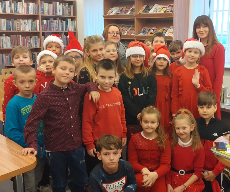 Pisarka Justyna Bednarek z trzecioklasistami Szkoły Podstawowej nr 3 w Kole wraz z wychowawczynią