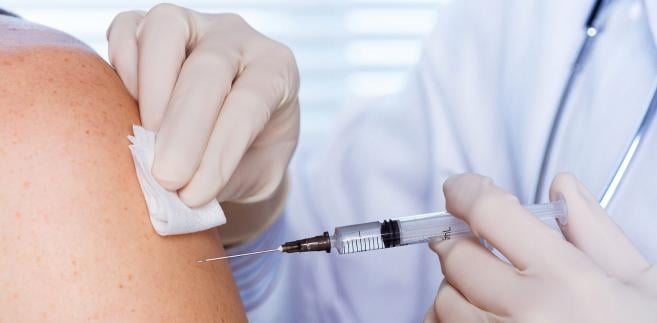 Zdjęcie podawanej szczepionki w ramię pacjenta.