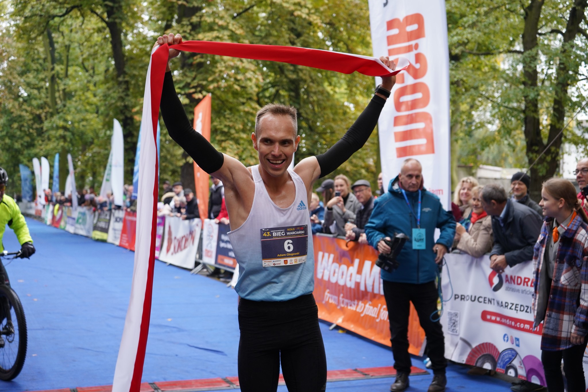 Adam Głogowski, zwycięzca 43. Międzynarodowego Biegu Warciańskiego w Kole wbiega na metę