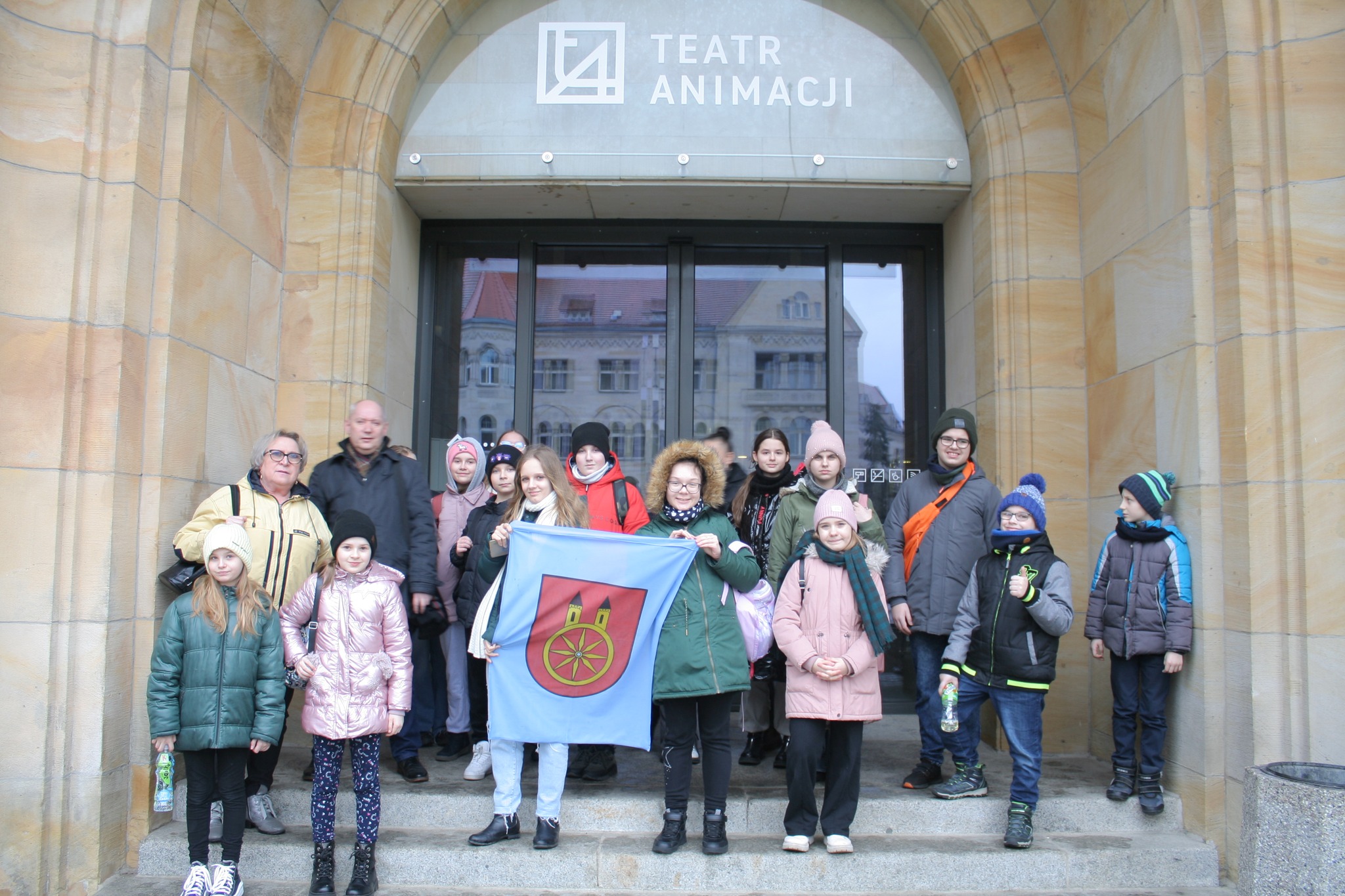 Uczestnicy wycieczki z klubu LOK przed Teatrem Animacji w CK ZAMEK w Poznaniu