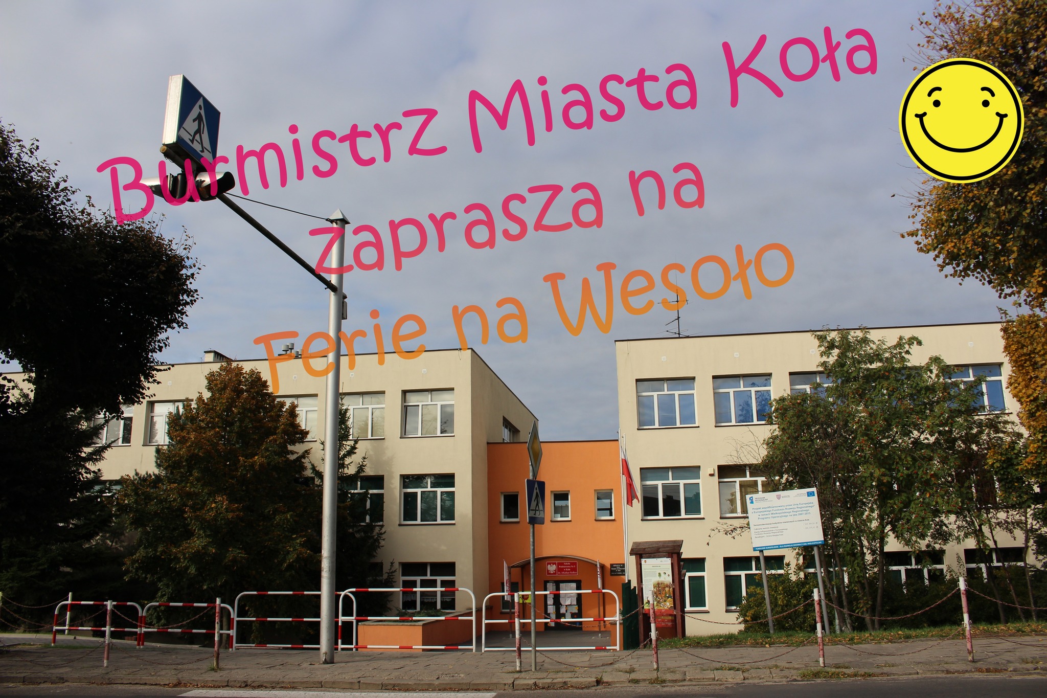 Zdjęcie Szkoły Podstawowej Nr 5 w Kole z napisem Burmistrz Miasta Koła zaprasza na ferie na wesoło