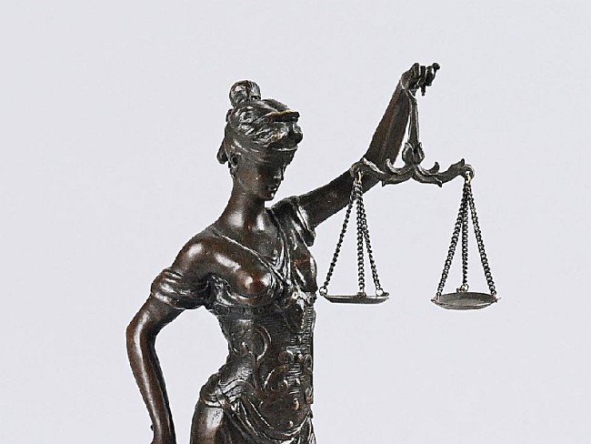 Zdjęcie wagi Temidy, symbol sprawiedliwości, na którym waży się argumenty obu stron