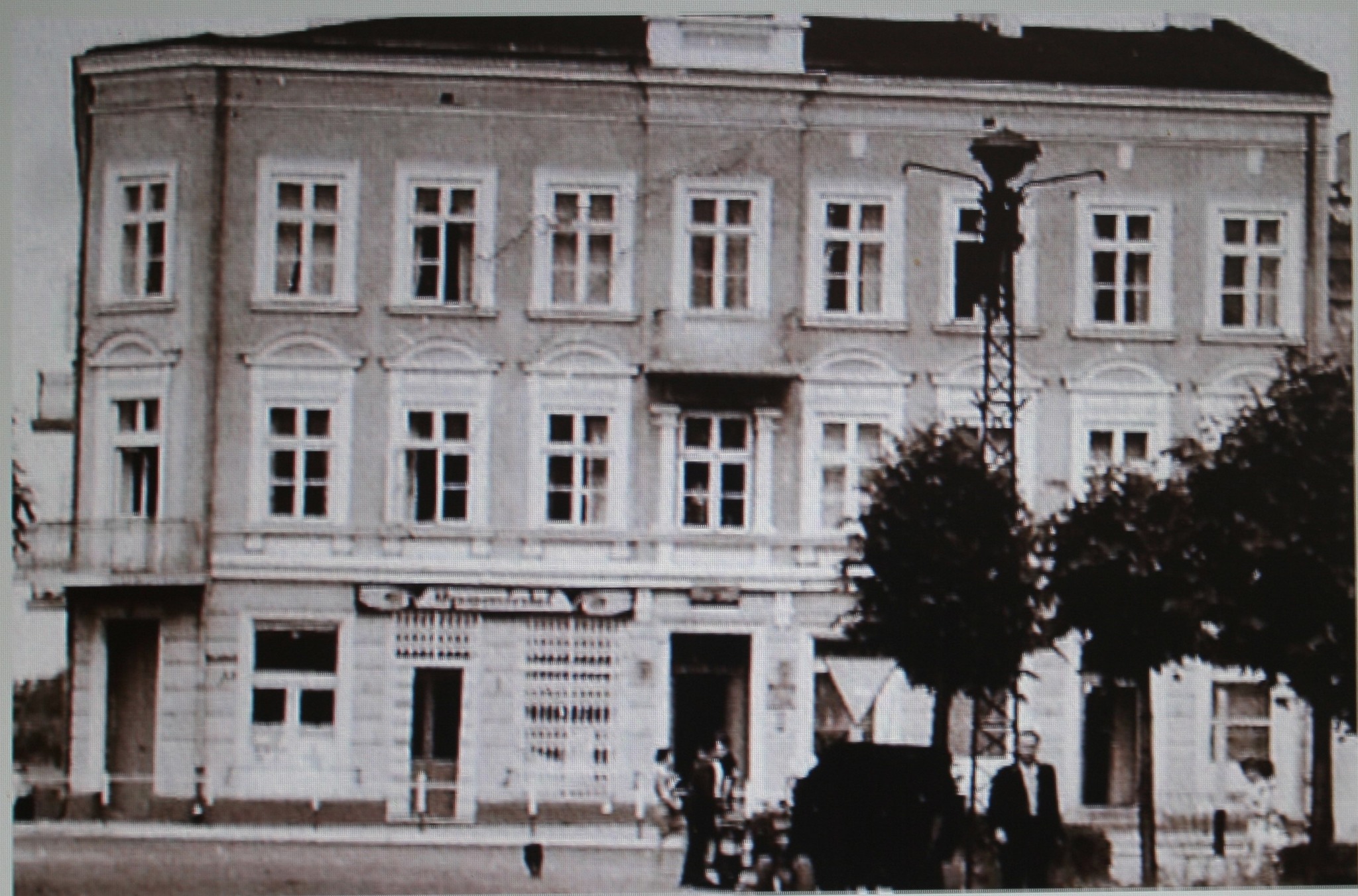 Na zdjęciu z lat 50-tych na tle Restauracji RATUSZOWA przy Starym Rynku dawniej PLAC PZPR jeden z tych głośników miejskich