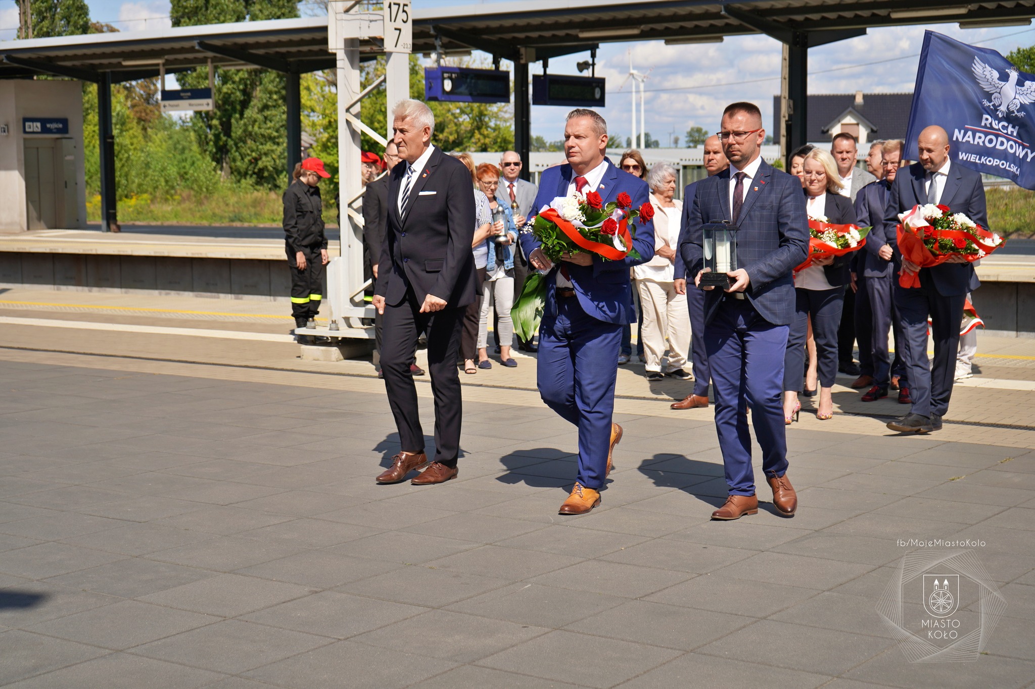 Burmistrz i Z-ca Burmistrza Koła oraz Przewodniczący Rady Miejskiej składają wiązanki kwiatów.