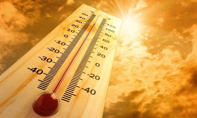 Zdjęcie termometru z temperaturą wskazującą powyżej 40 stopni