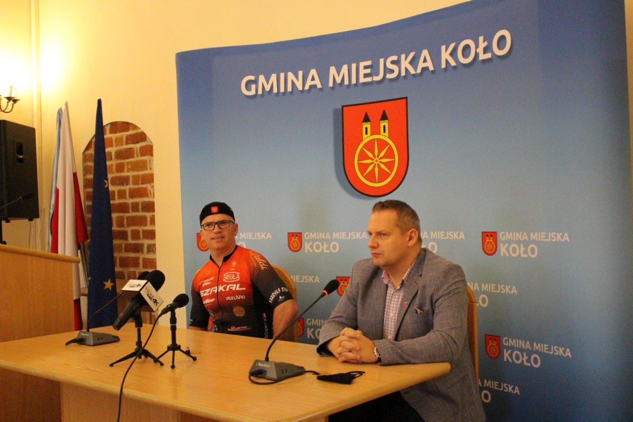 Zdjęcie przedstawia Burmistrza oraz Pana Kamila Jaroszewskiego siedzących przy stole prezydialnym.