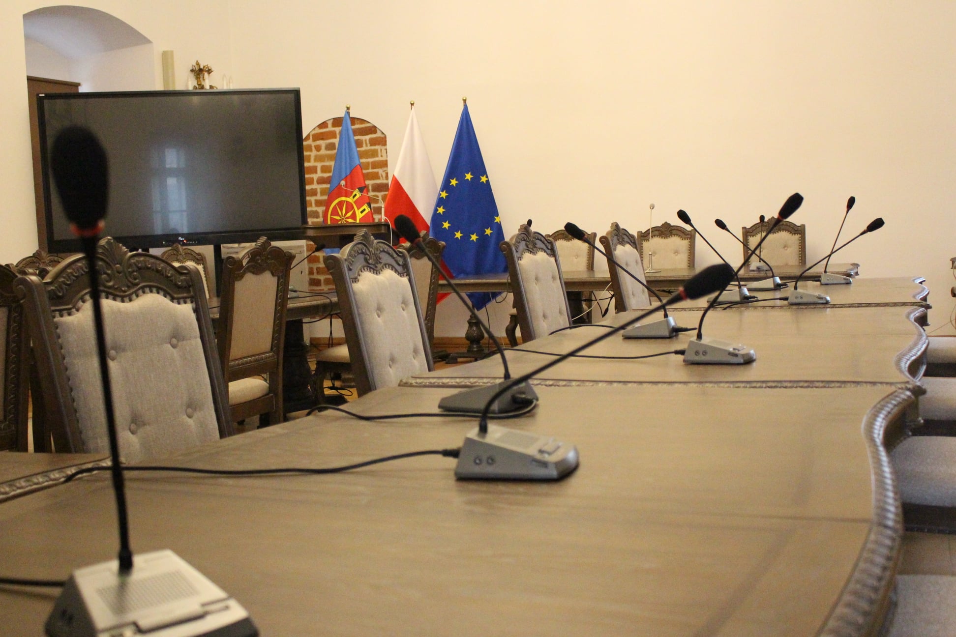 Zdjęcie przedstawia salę sesyjną w Ratuszu w Kole.
