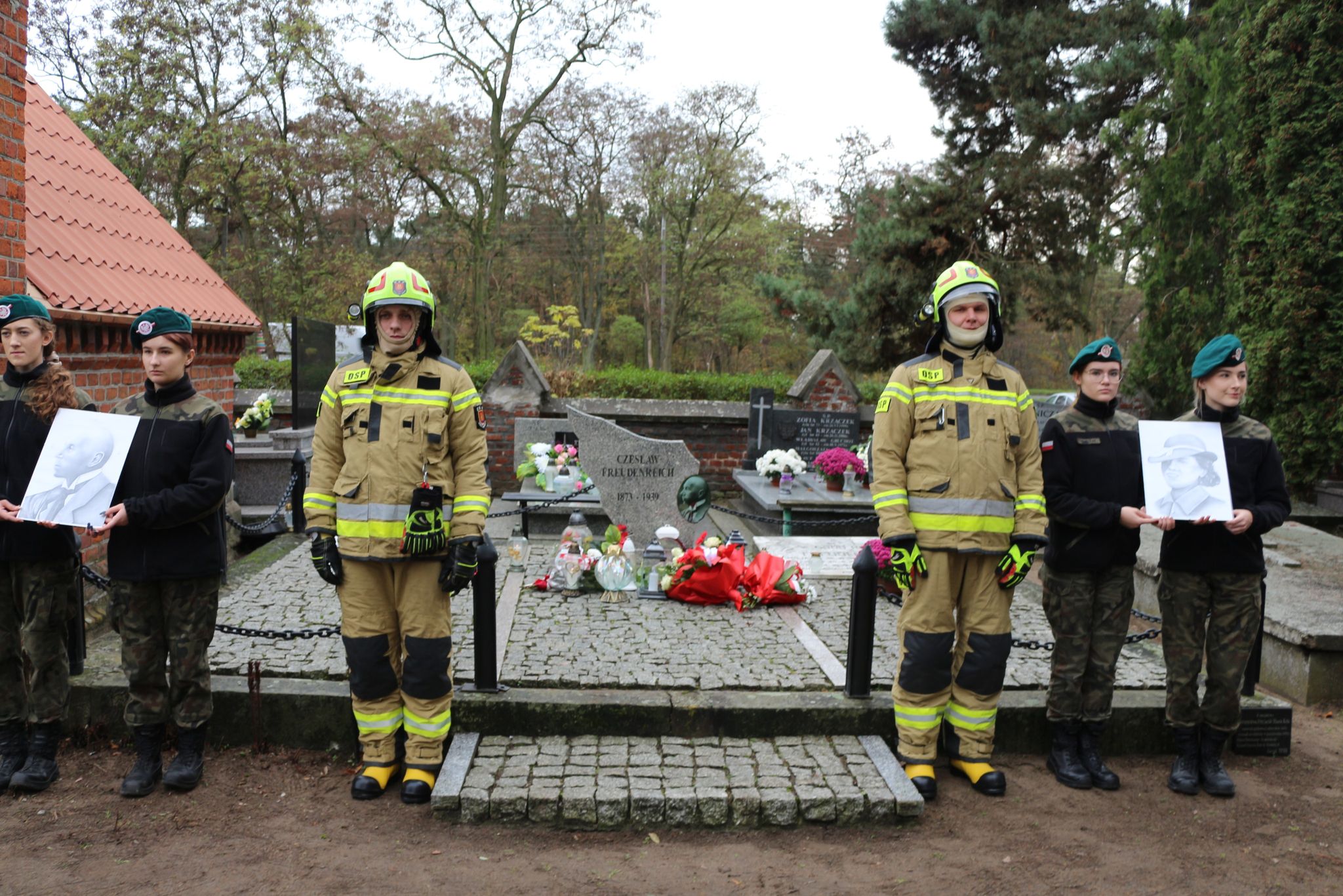 Zapalone znicze i złożone kwiaty na grobie Czesława i Krystyny Freudenreichów w Kole.
