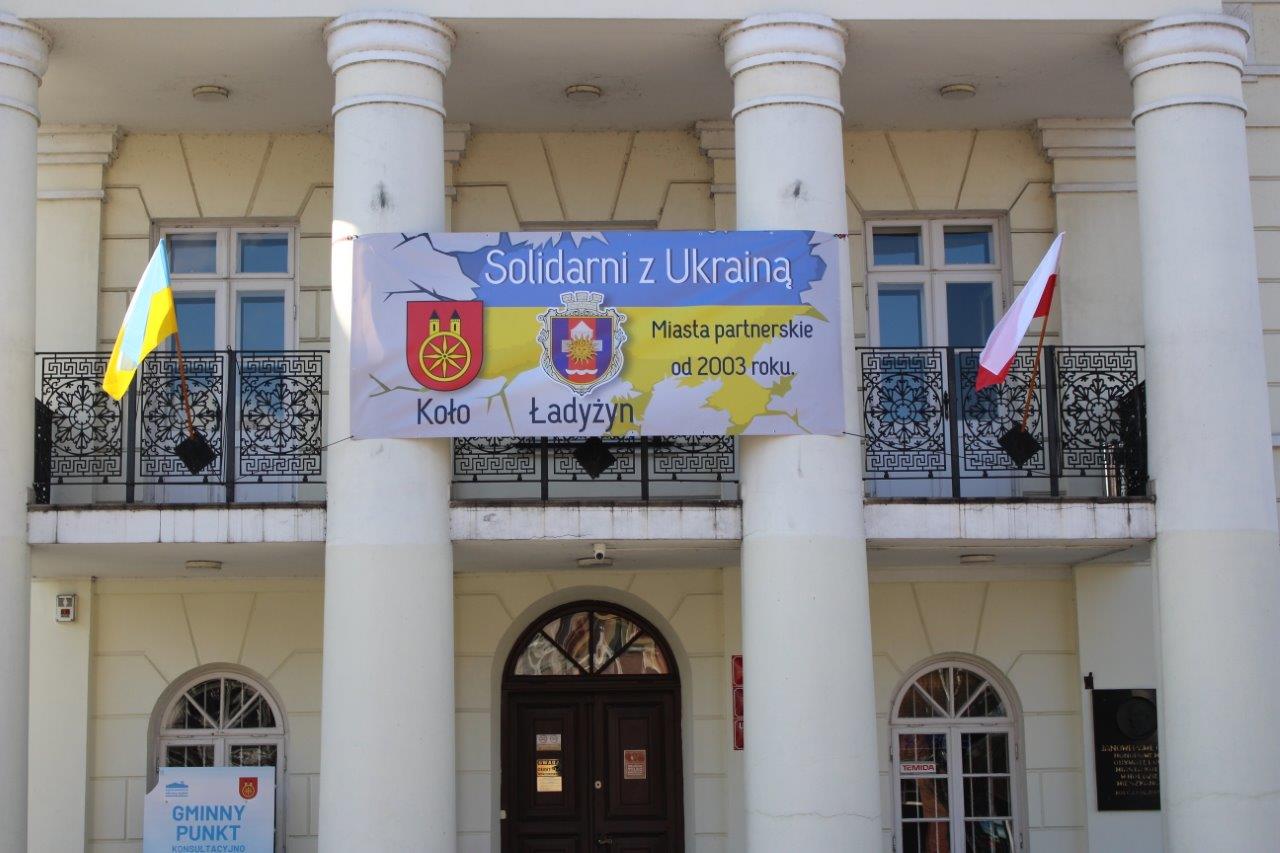 Baner z napisem Solidarni z Ukrainą na budynku Ratusza w Kole