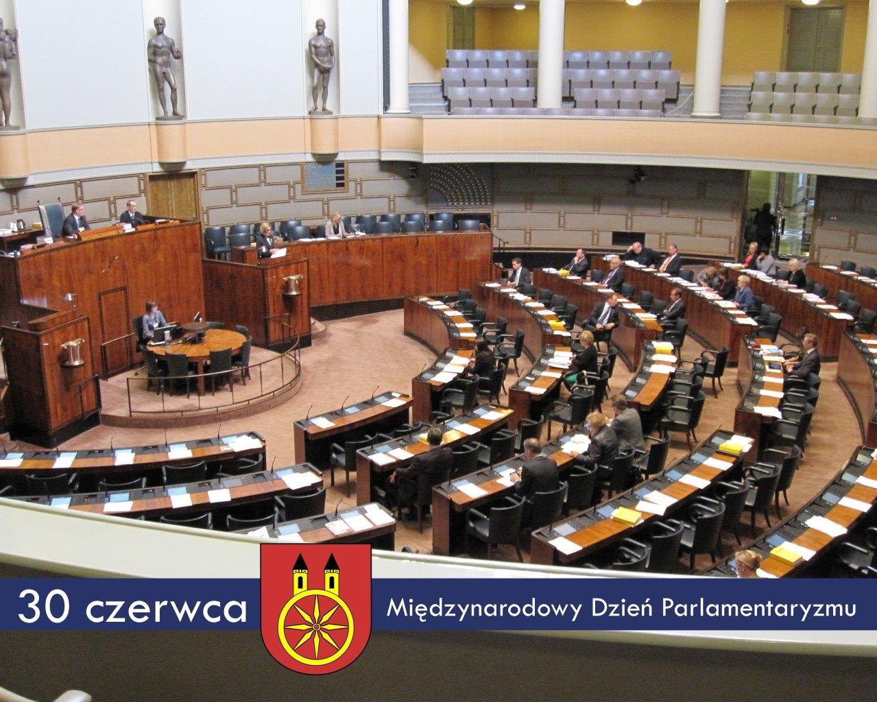 Plansza 30 czerwca Międzynarodowym Dniem Parlamentaryzmu, tekst pod planszą.