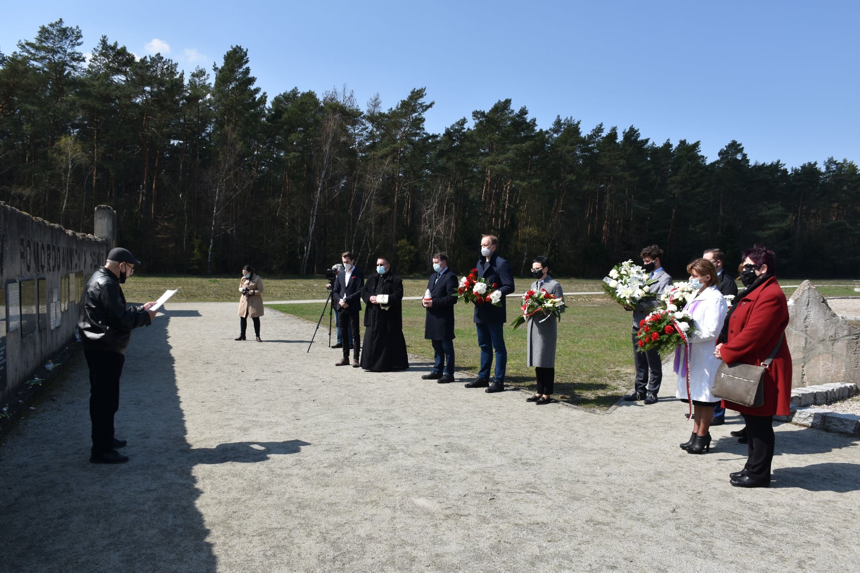 Delegacje składają kwiaty przy Ścianie Pamięci Obozu Zagłady Kulmhof w Chełmnie nad Nerem.