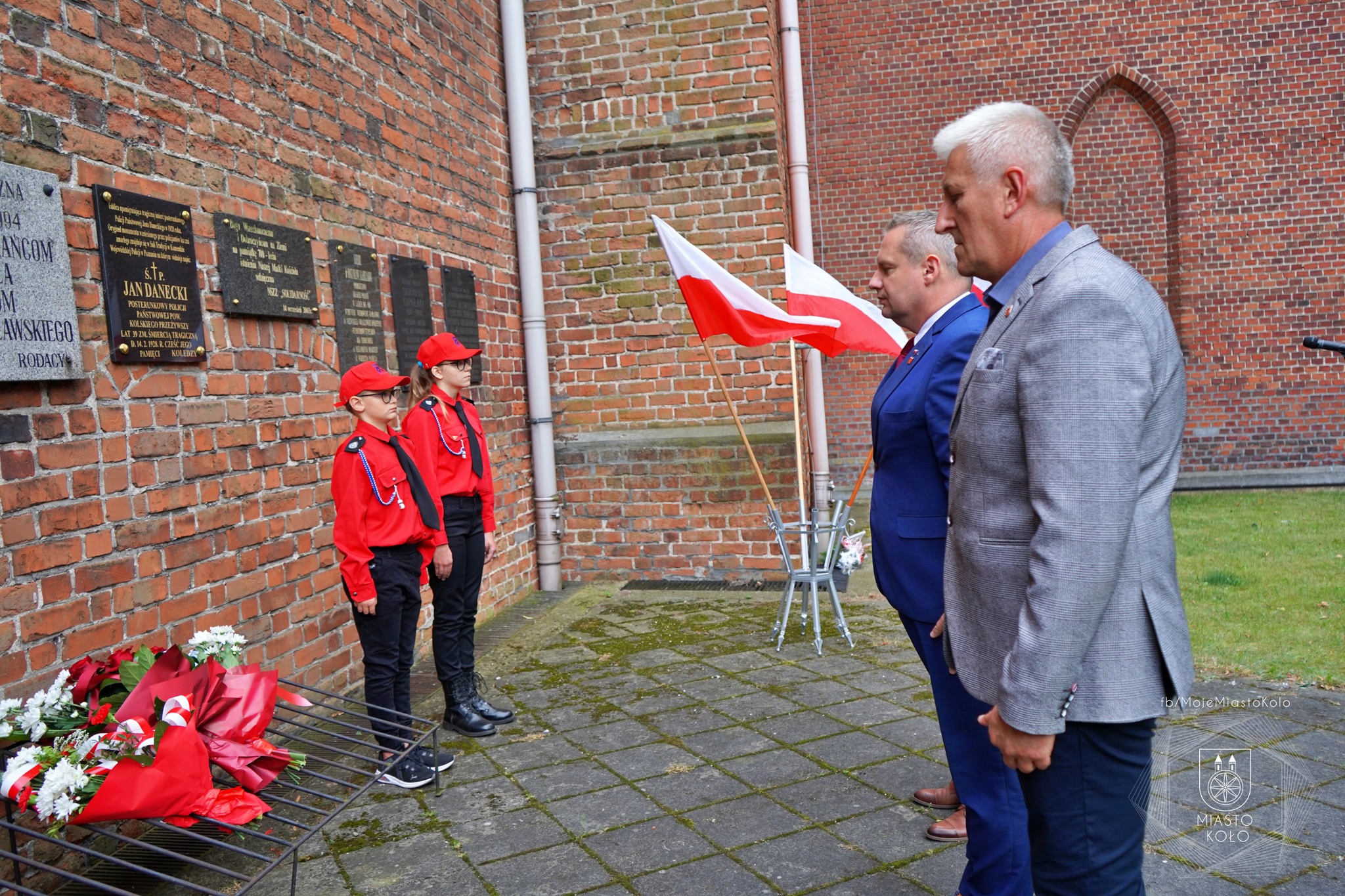Burmistrz Koła Krzysztof Witkowski, Z-ca Lech Brzeziński przed tablicą pamięci poległych w Powstaniu