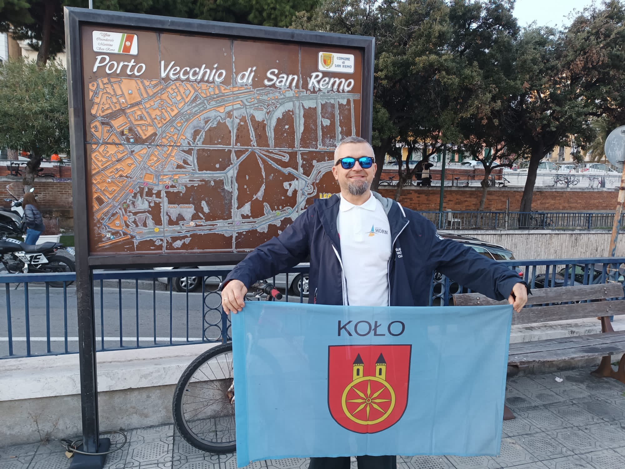 Dariusz Borowiak z flagą miejską miejską w Porto Veccchio di San Remo we Włoszech