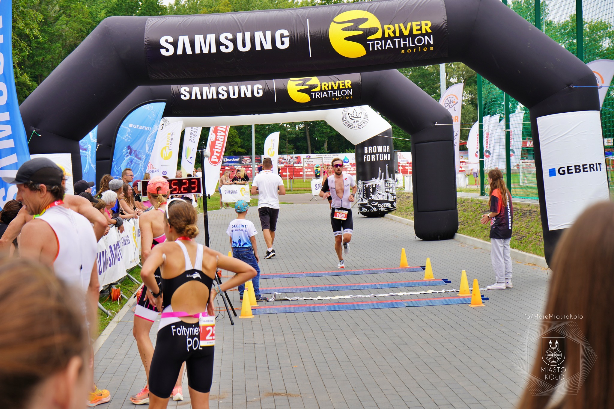 Zawodnik wbiegający na metę III edycji Samsung River Triathlon Series w Kole