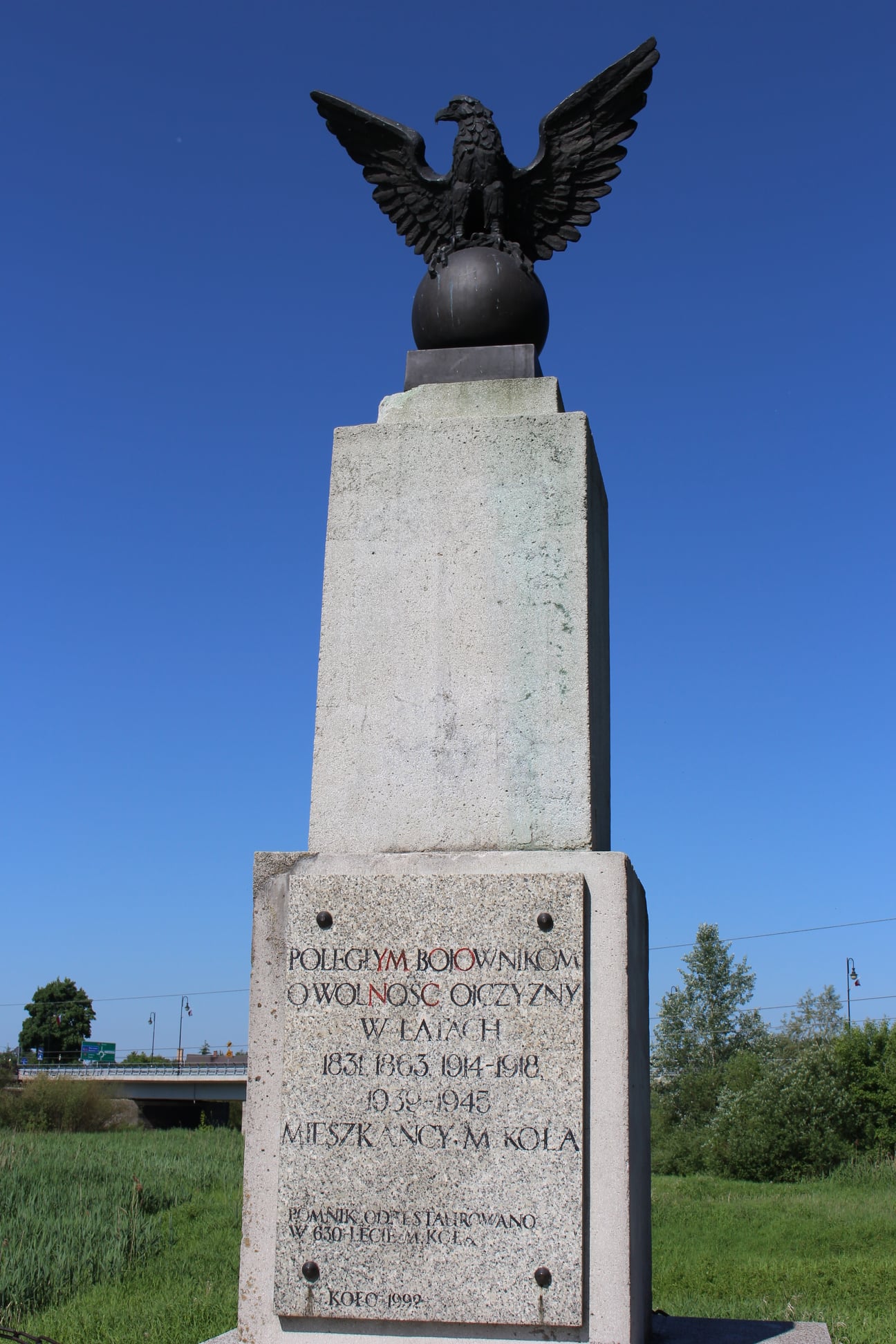 Zdjęcie przedstawia pomnik Powstańców w Kole.