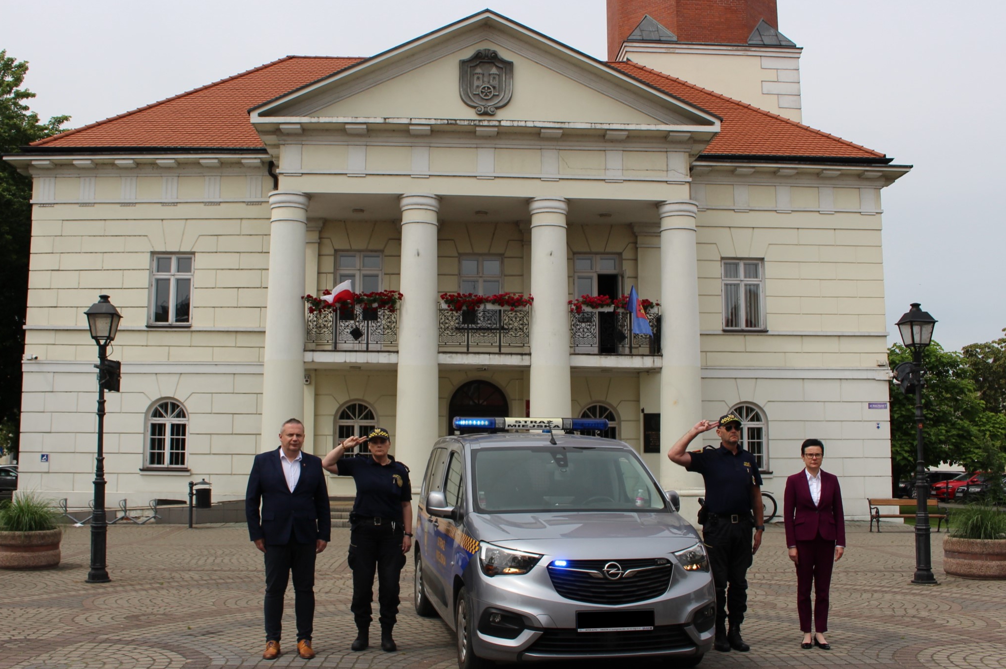 Burmistrz Koła Krzysztof Witkowski, Z-ca Monika Ciesielska i strażnicy miejscy oddają hołd zmarłemu 