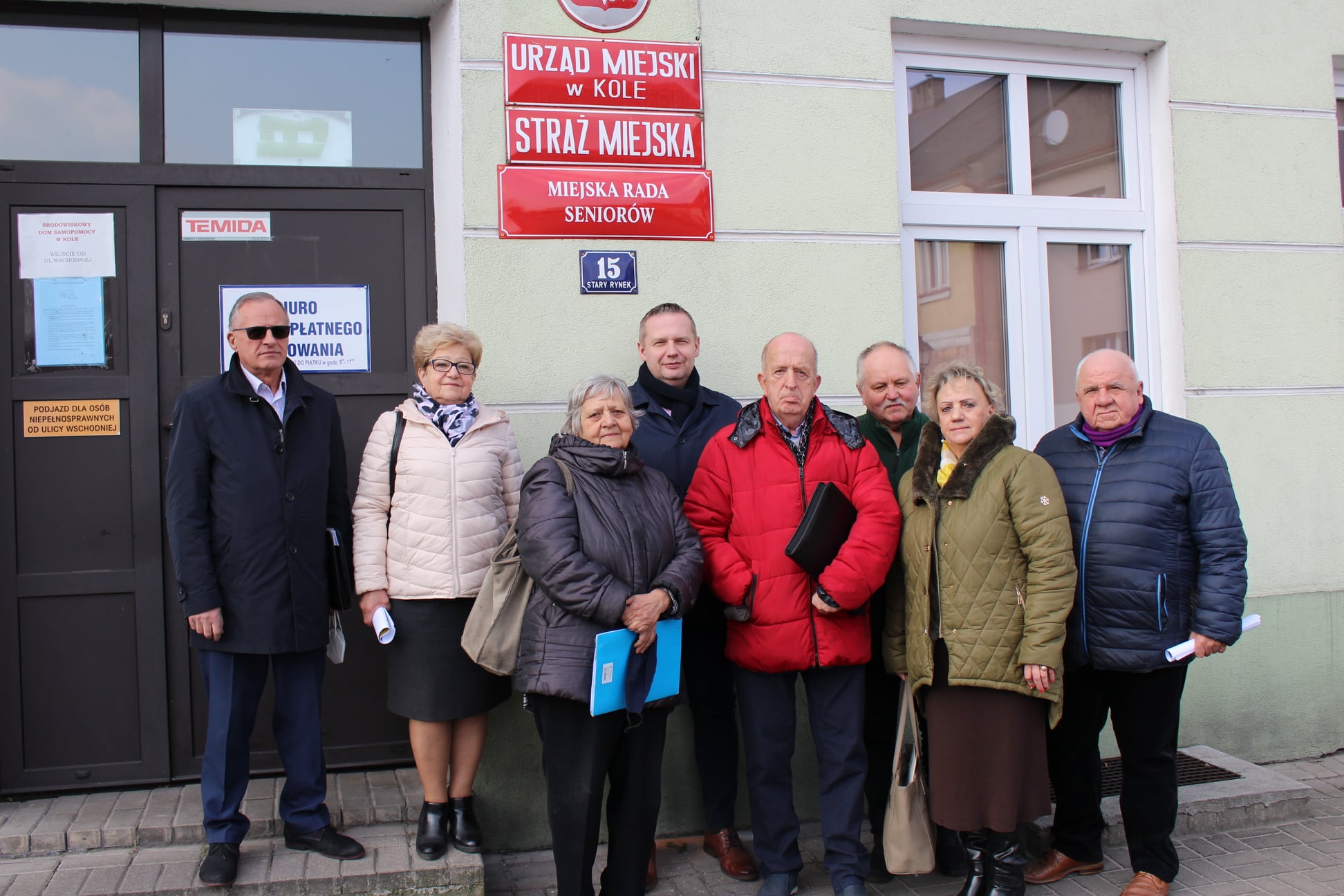 Członkowie Miejskiej Rady Seniorów i Burmistrz Koła Krzysztof Witkowski przed siedzibą rady seniorów