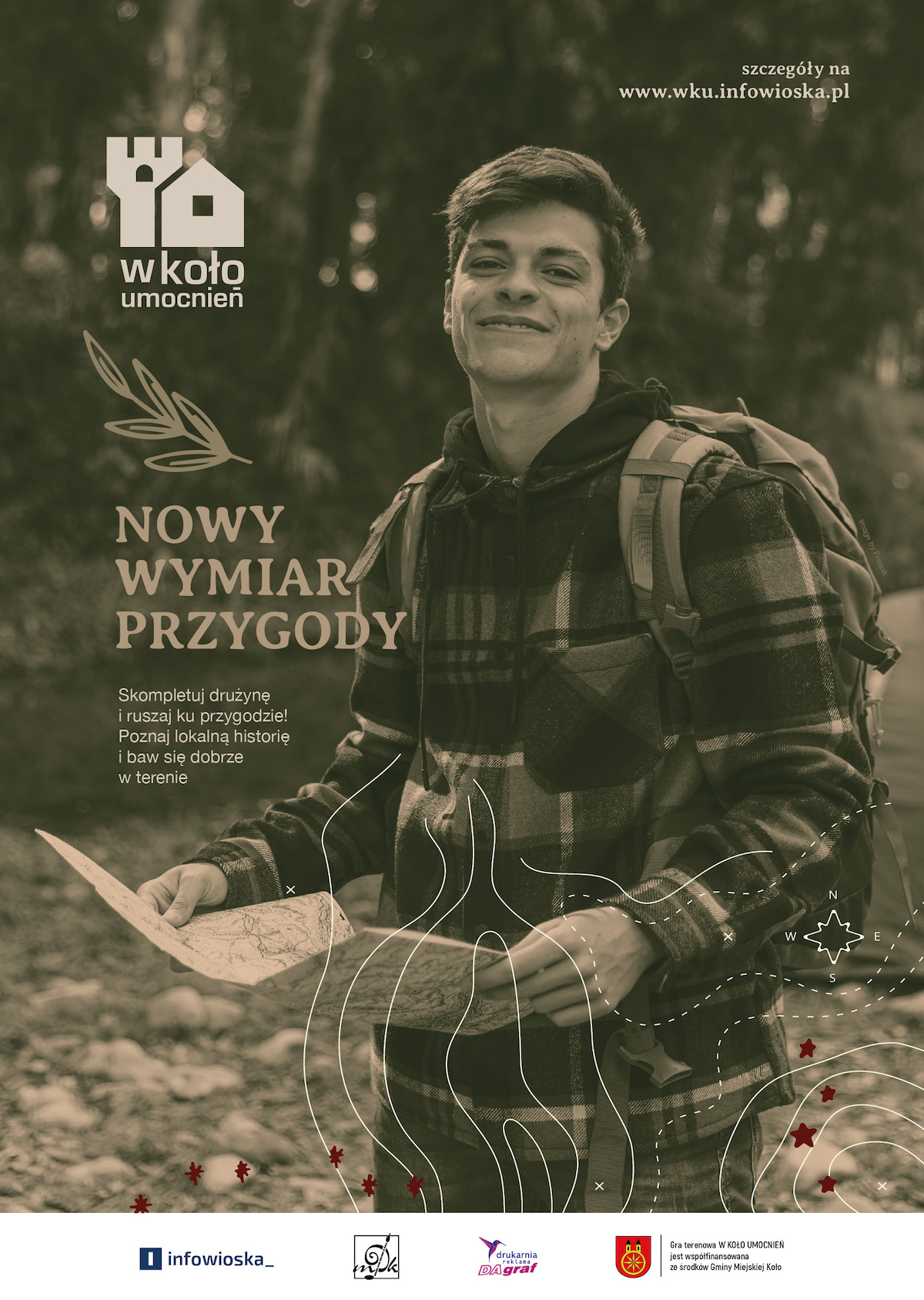 Plakat promujący wydarzenie miejskiej gry terenowej W KOŁO UMOCNIEŃ. Na plakacie widać zdjęcie uśmiechniętego nastolatka z plecakiem na plecach i mapą w dłoniach, który ubrany jest w kurtkę w kratę. Na dole logotypy organizatorów wydarzenia.