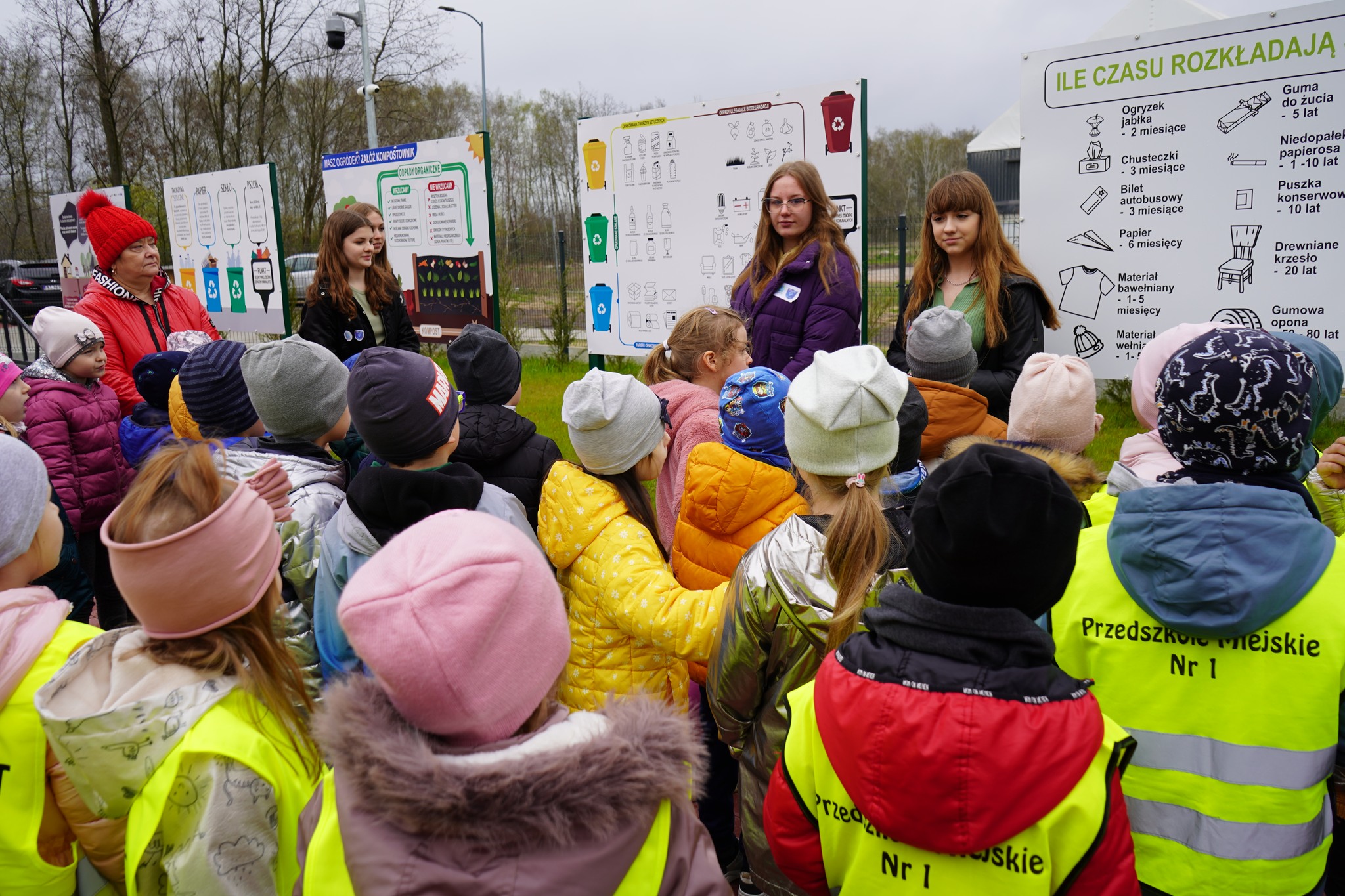 Przedszkolaki zwiedzają Punkt Selektywnej Zbiórki Odpadów Komunalnych przy ul. Zakładowej w Kole